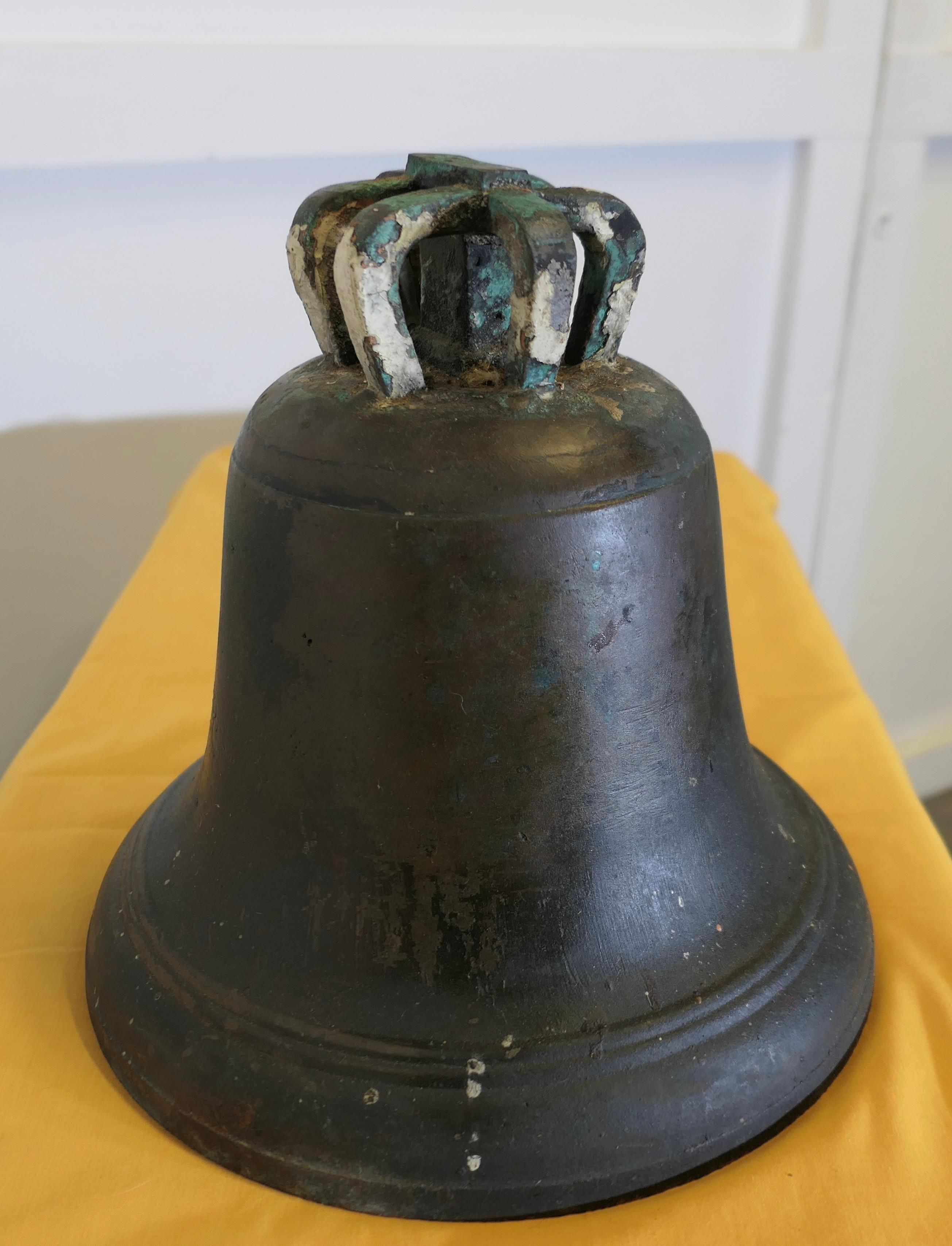 XIXe siècle Cloche en bronze lourd, cloche de tour  Il s'agit d'une pièce très lourde en vente