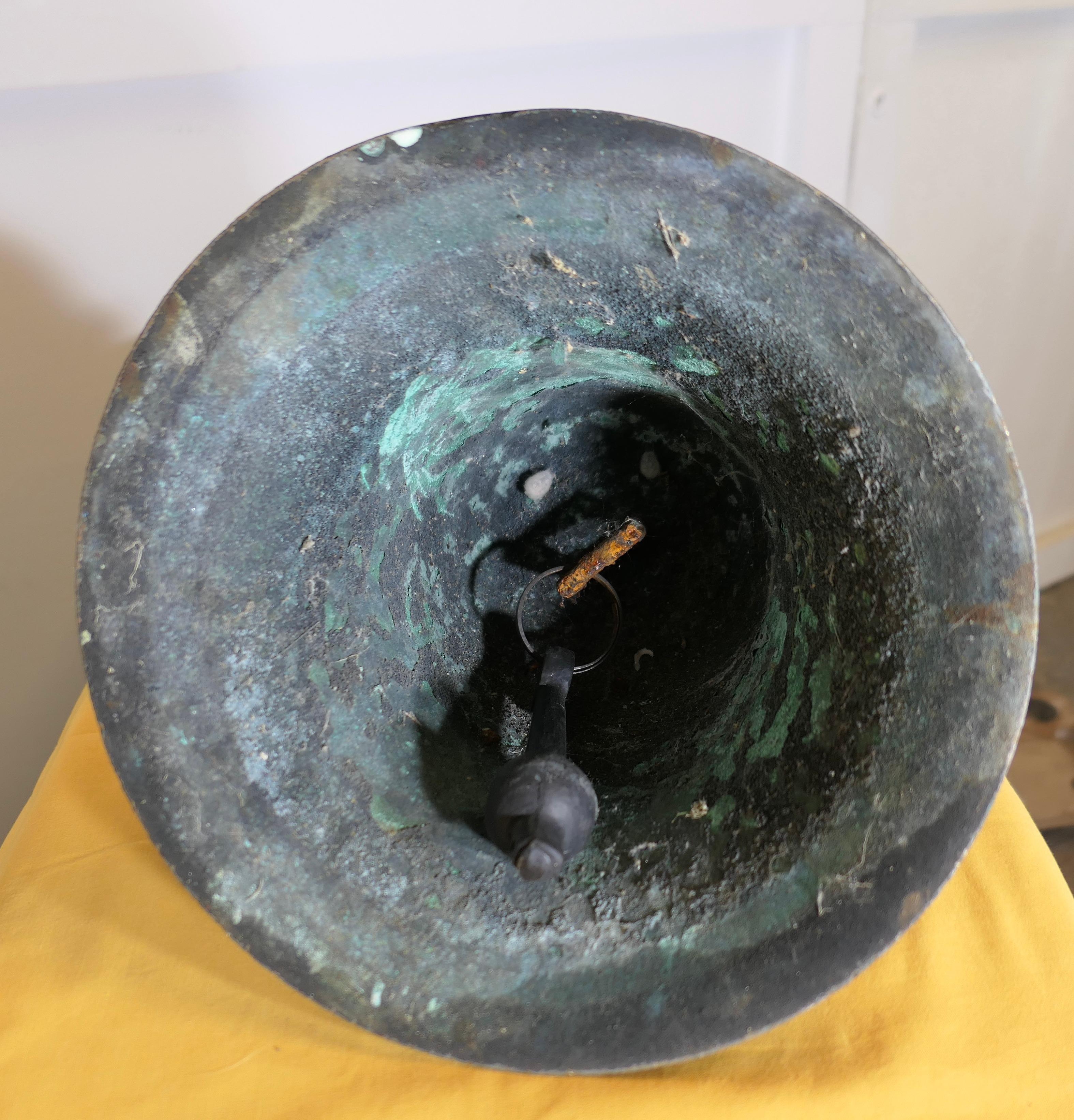 Bronze Cloche en bronze lourd, cloche de tour  Il s'agit d'une pièce très lourde en vente