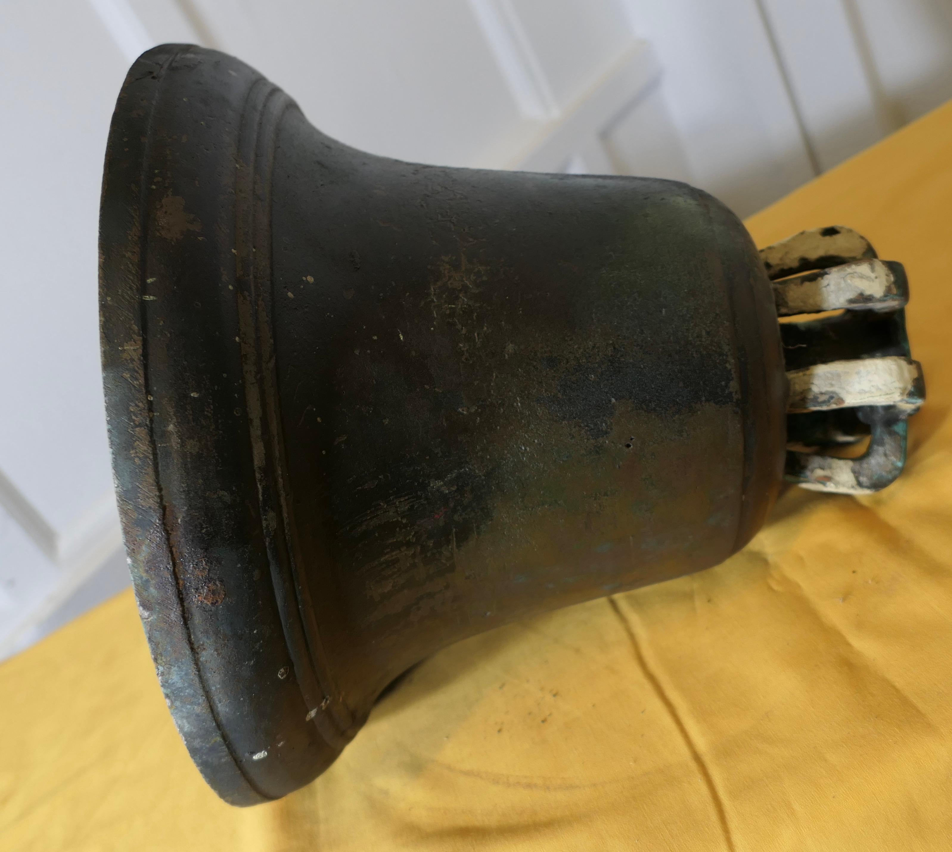 Cloche en bronze lourd, cloche de tour  Il s'agit d'une pièce très lourde en vente 1
