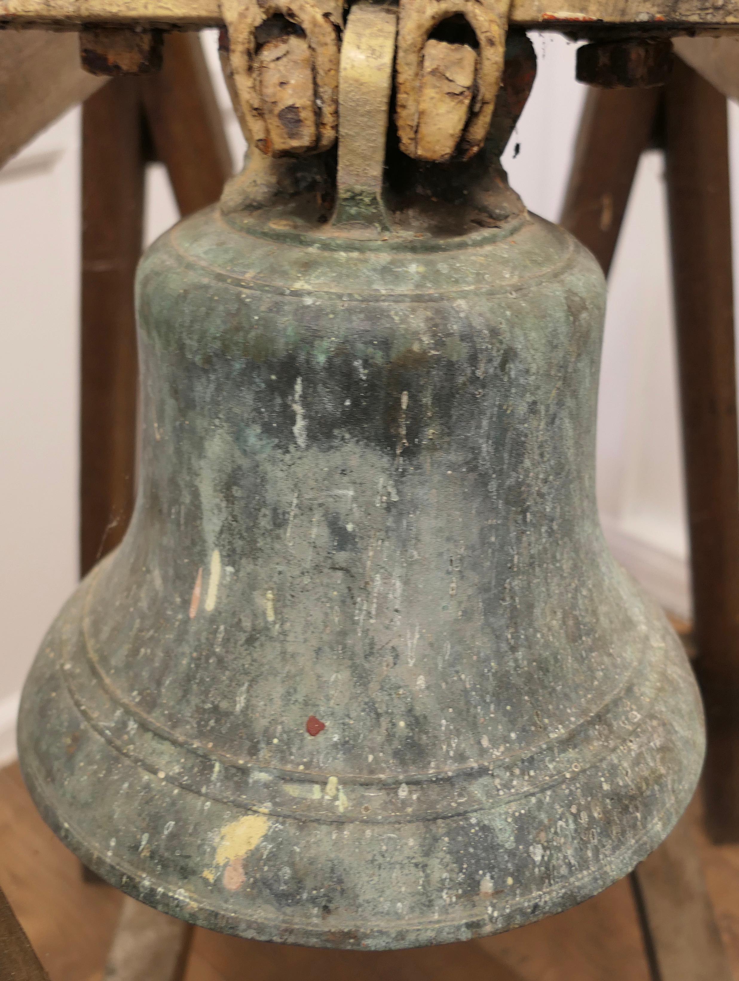Gothique Cloche en bronze lourd, cloche de tour  Il s'agit d'une pièce très lourde, montée sur un empiècement en chêne.   en vente