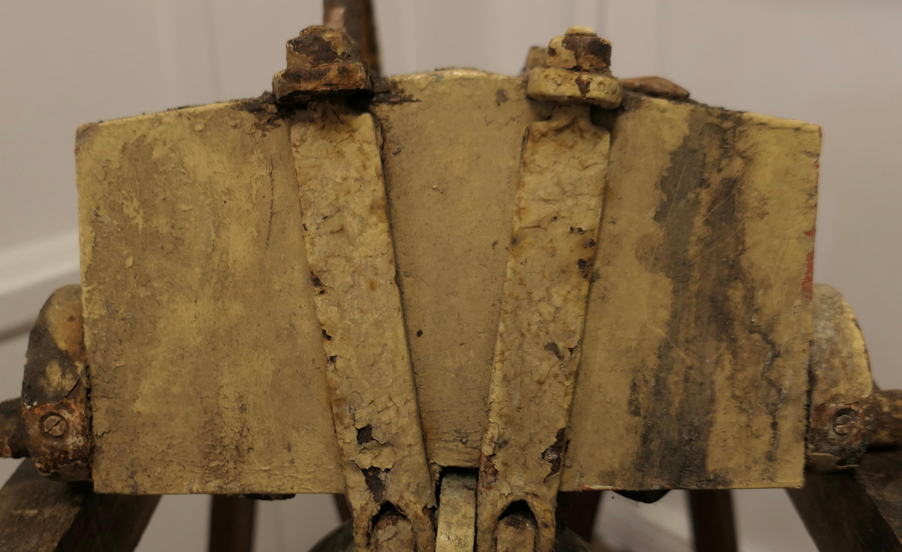 Cloche en bronze lourd, cloche de tour  Il s'agit d'une pièce très lourde, montée sur un empiècement en chêne.   Bon état - En vente à Chillerton, Isle of Wight