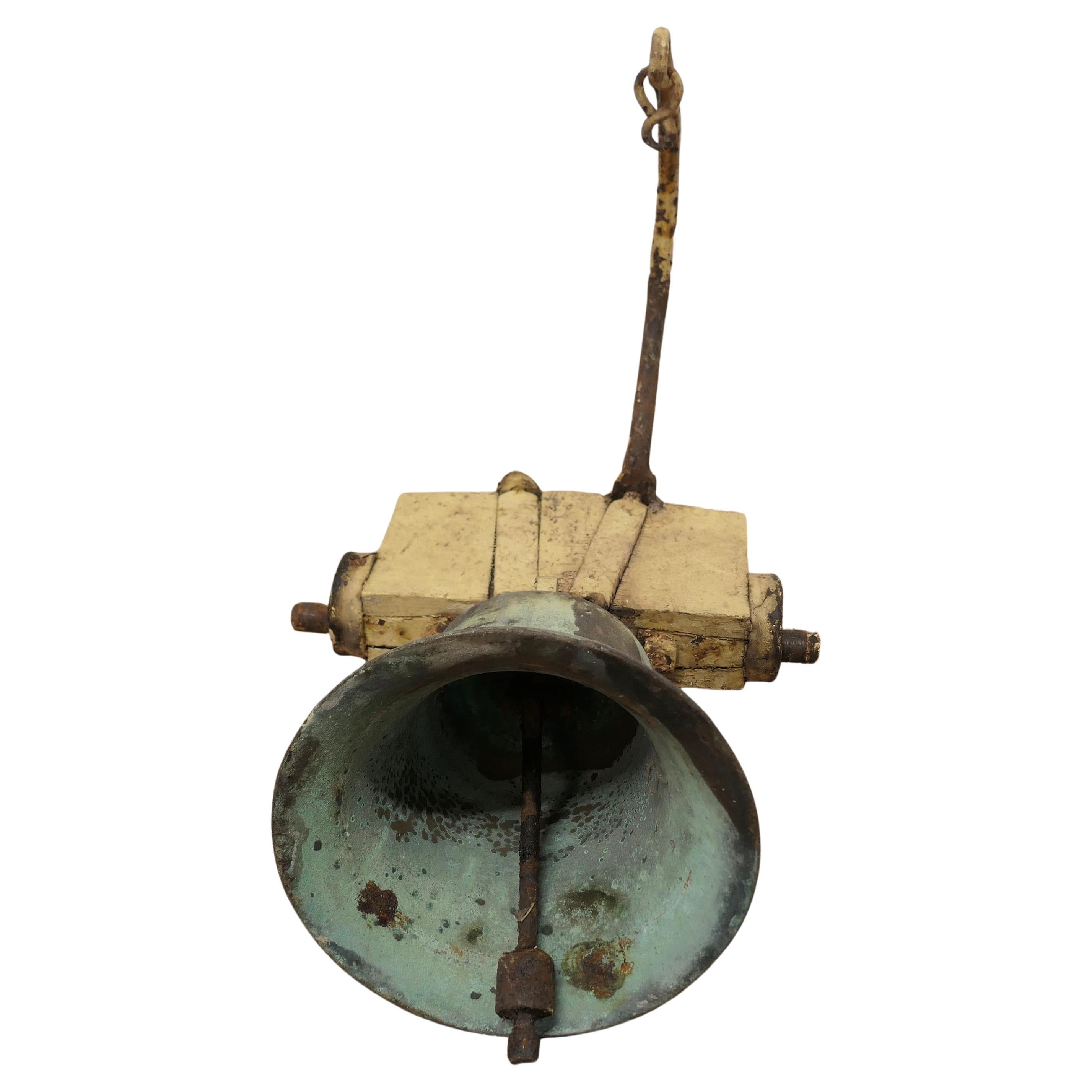 Cloche en bronze lourd, cloche de tour  Il s'agit d'une pièce très lourde, montée sur un empiècement en chêne.  