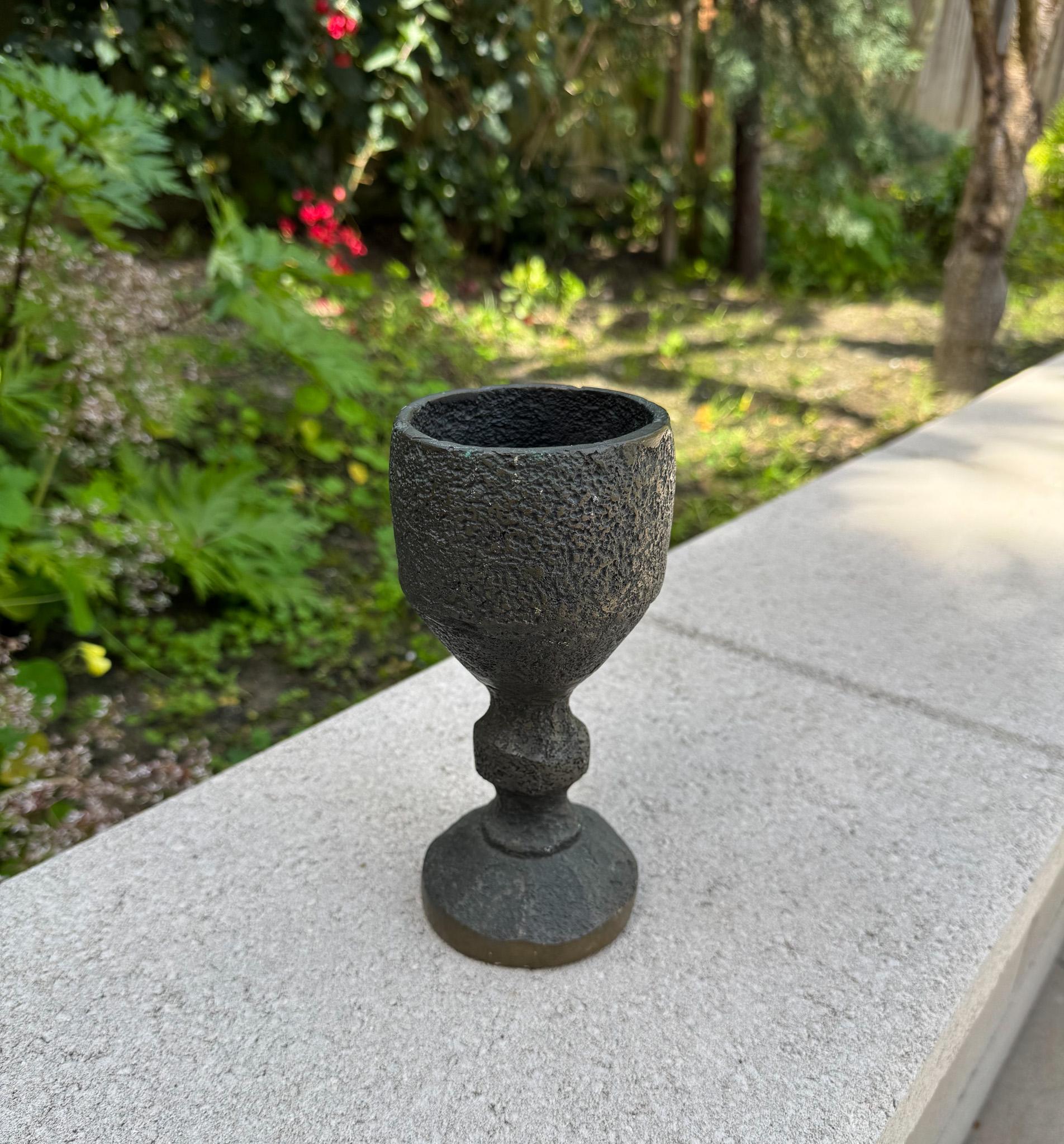 Schwere Bronzeskulptur eines Kelchs aus Bronze, um 1960 im Angebot 6