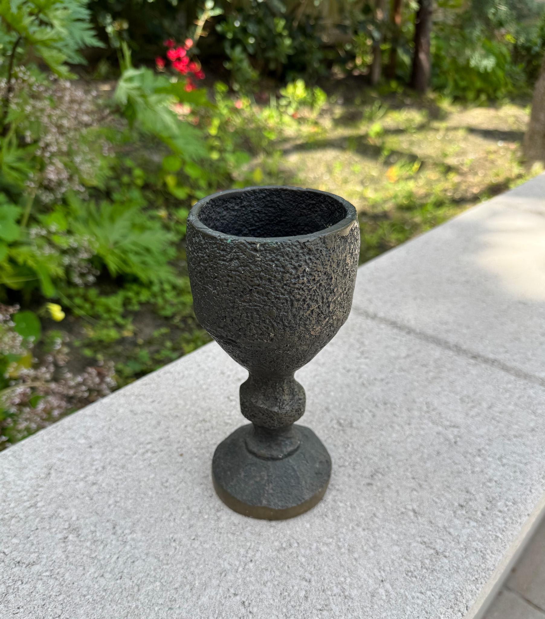 Schwere Bronzeskulptur eines Kelchs aus Bronze, um 1960 im Angebot 7