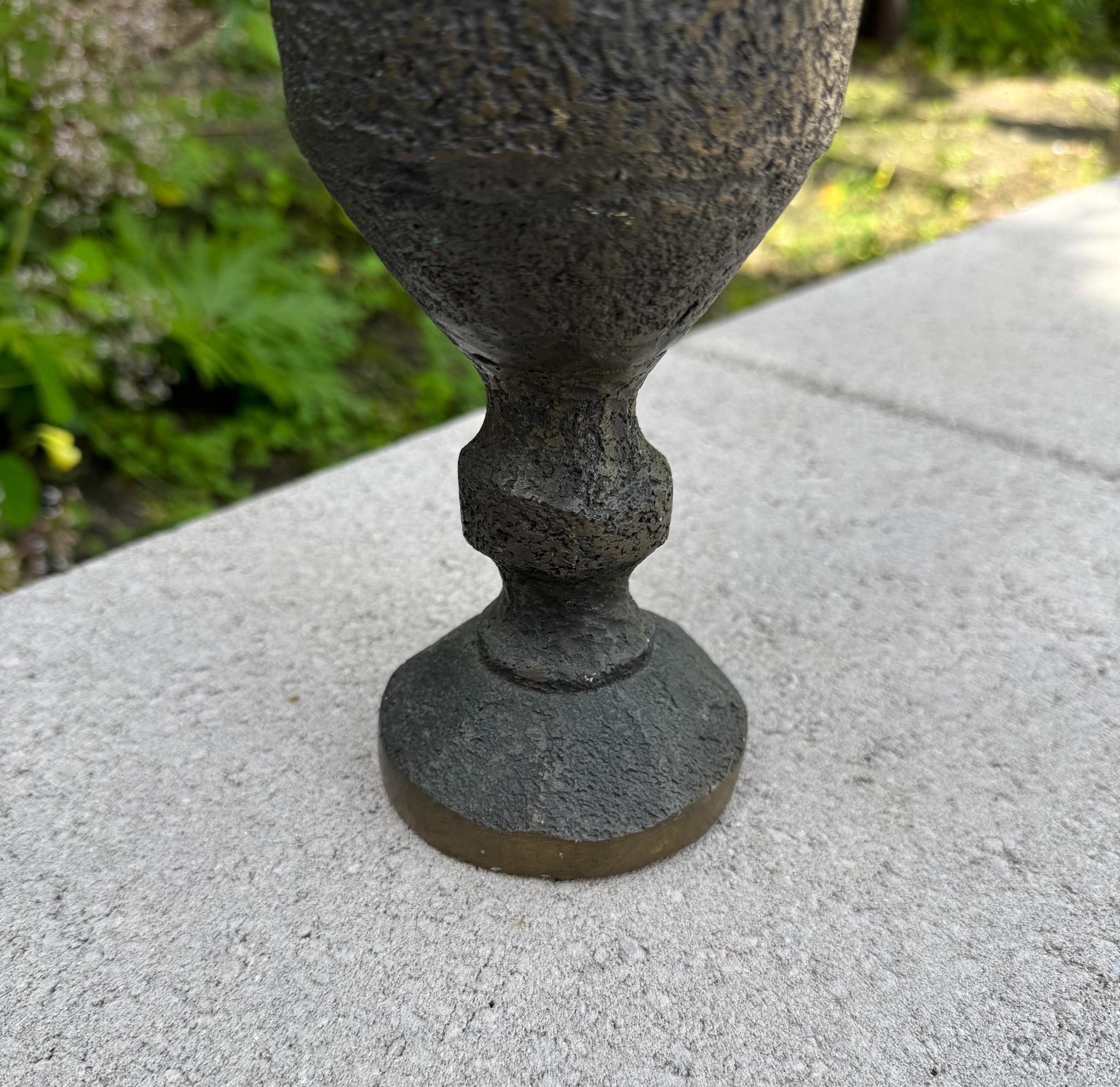 Schwere Bronzeskulptur eines Kelchs aus Bronze, um 1960 im Angebot 8