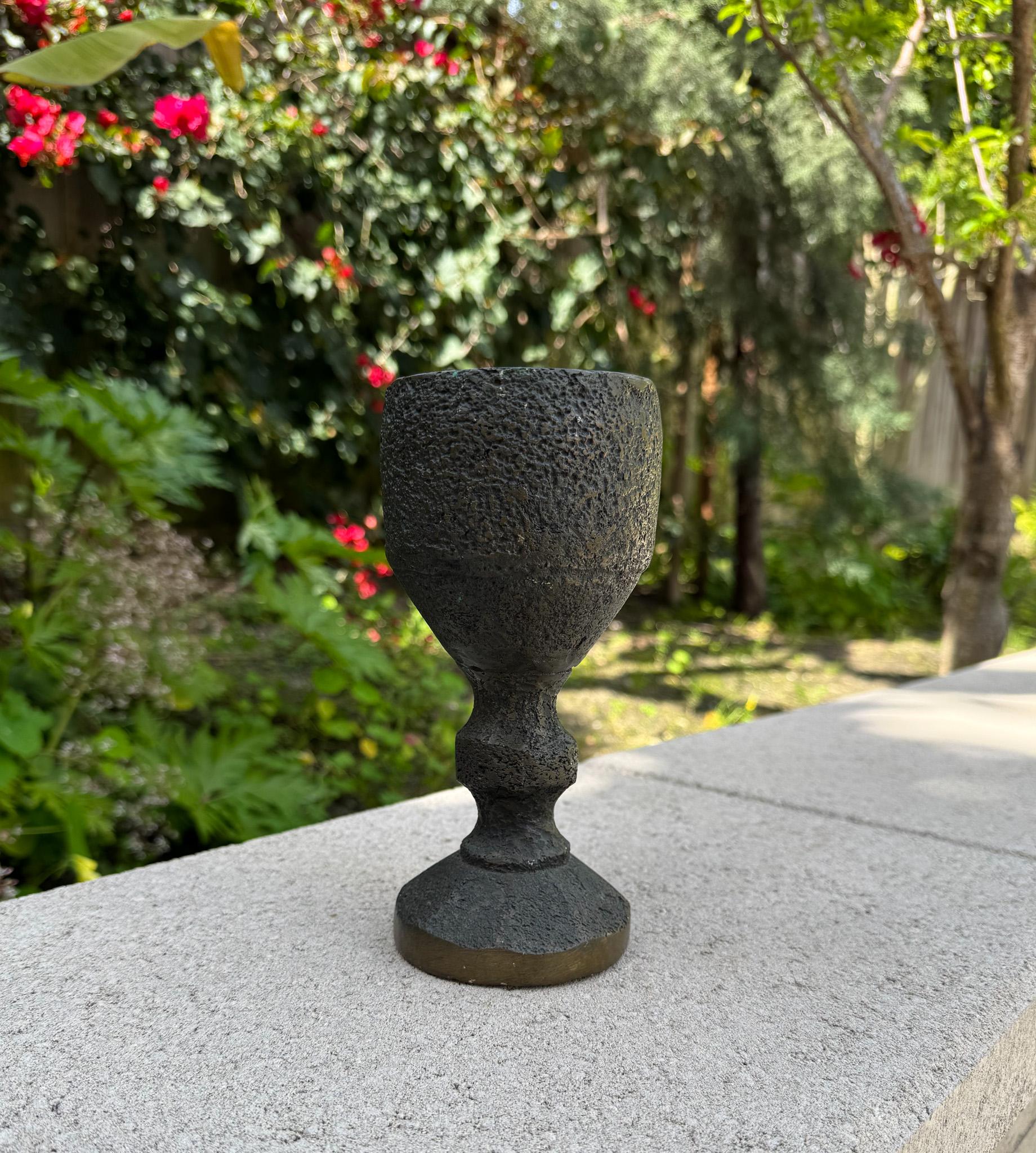 Schwere Bronzeskulptur eines Kelchs aus Bronze, um 1960 im Angebot 9