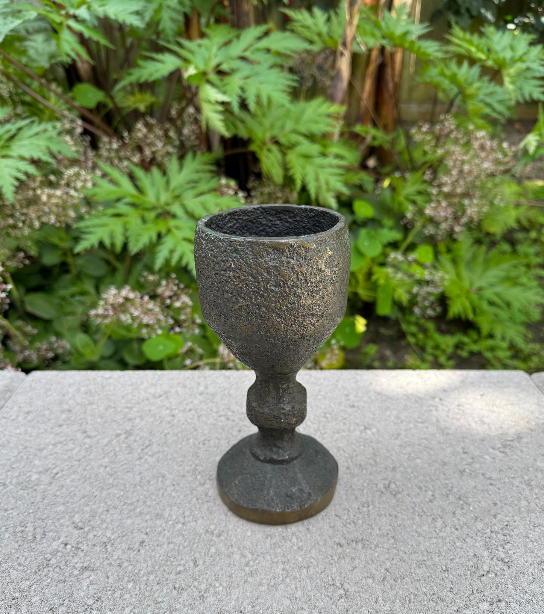 Schwere Bronzeskulptur eines Kelchs aus Bronze, um 1960 im Angebot 10