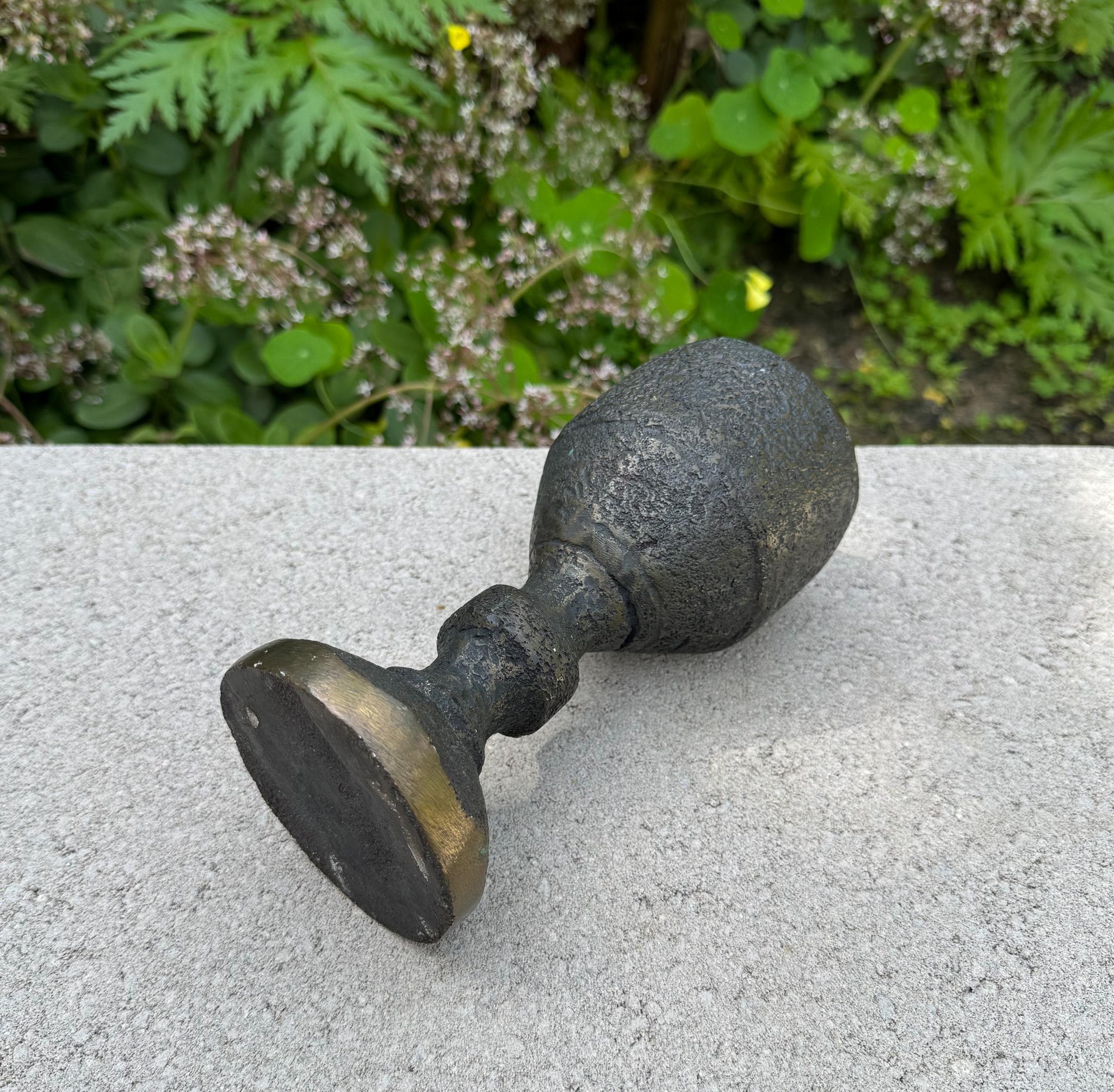 Schwere Bronzeskulptur eines Kelchs aus Bronze, um 1960 (Brutalismus) im Angebot