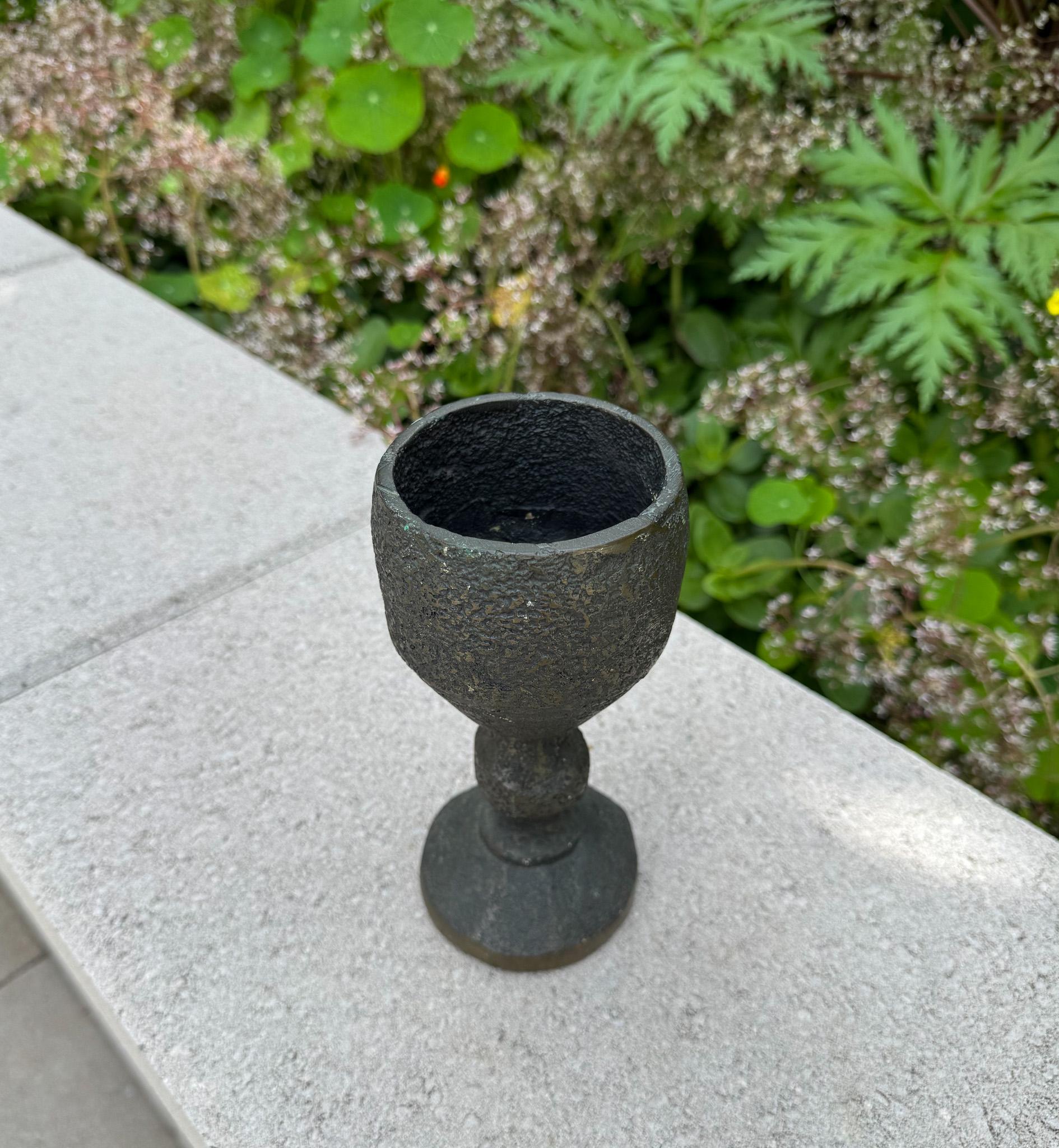 Schwere Bronzeskulptur eines Kelchs aus Bronze, um 1960 (amerikanisch) im Angebot