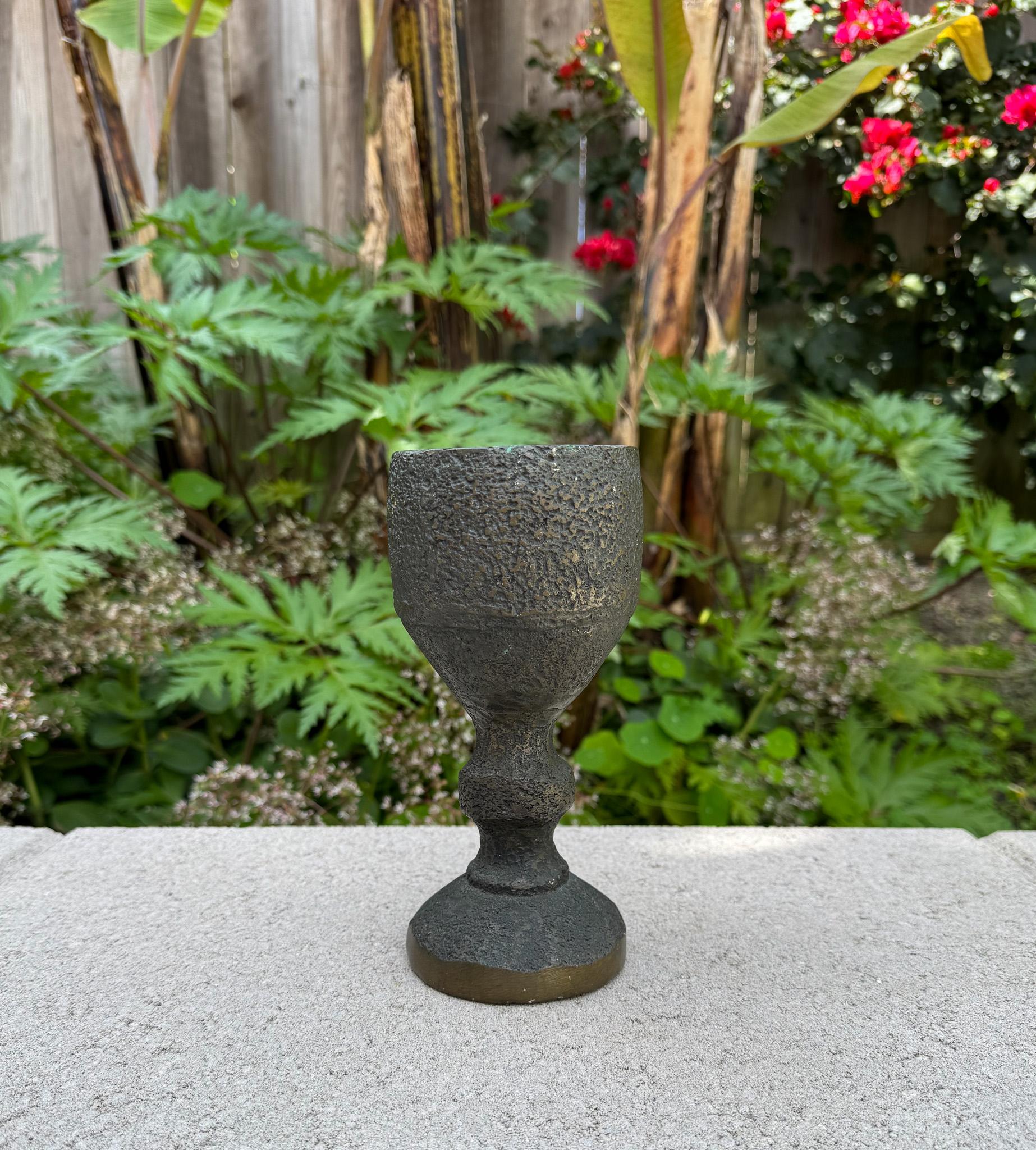 Schwere Bronzeskulptur eines Kelchs aus Bronze, um 1960 im Angebot 3