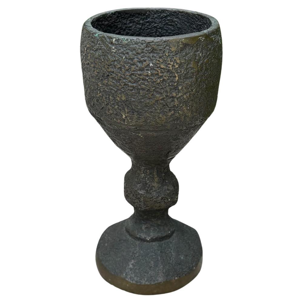 Schwere Bronzeskulptur eines Kelchs aus Bronze, um 1960 im Angebot