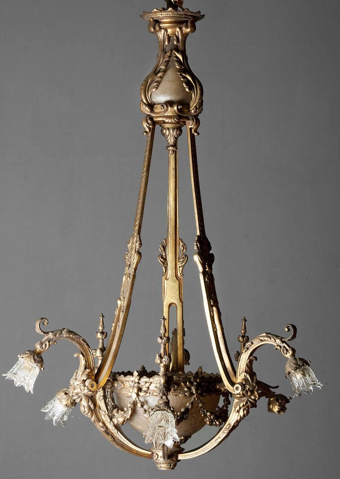 Beautiful antique bronze chandelier with 6 light points.
The glass bowl at the bottom is decorated with flowered flowers.
The glass caps on the arms are not original, but they fit well with the lamp.
The lamp is of heavy quality, probably made
