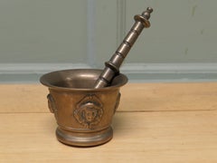 Pilon et mortier gothiques en bronze lourd Une paire inhabituelle