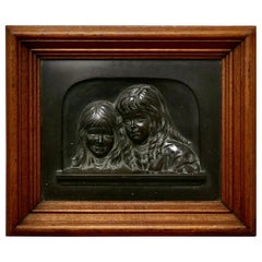 Plaque murale en bronze lourd en relief, sœurs par E T Wainwright 1898