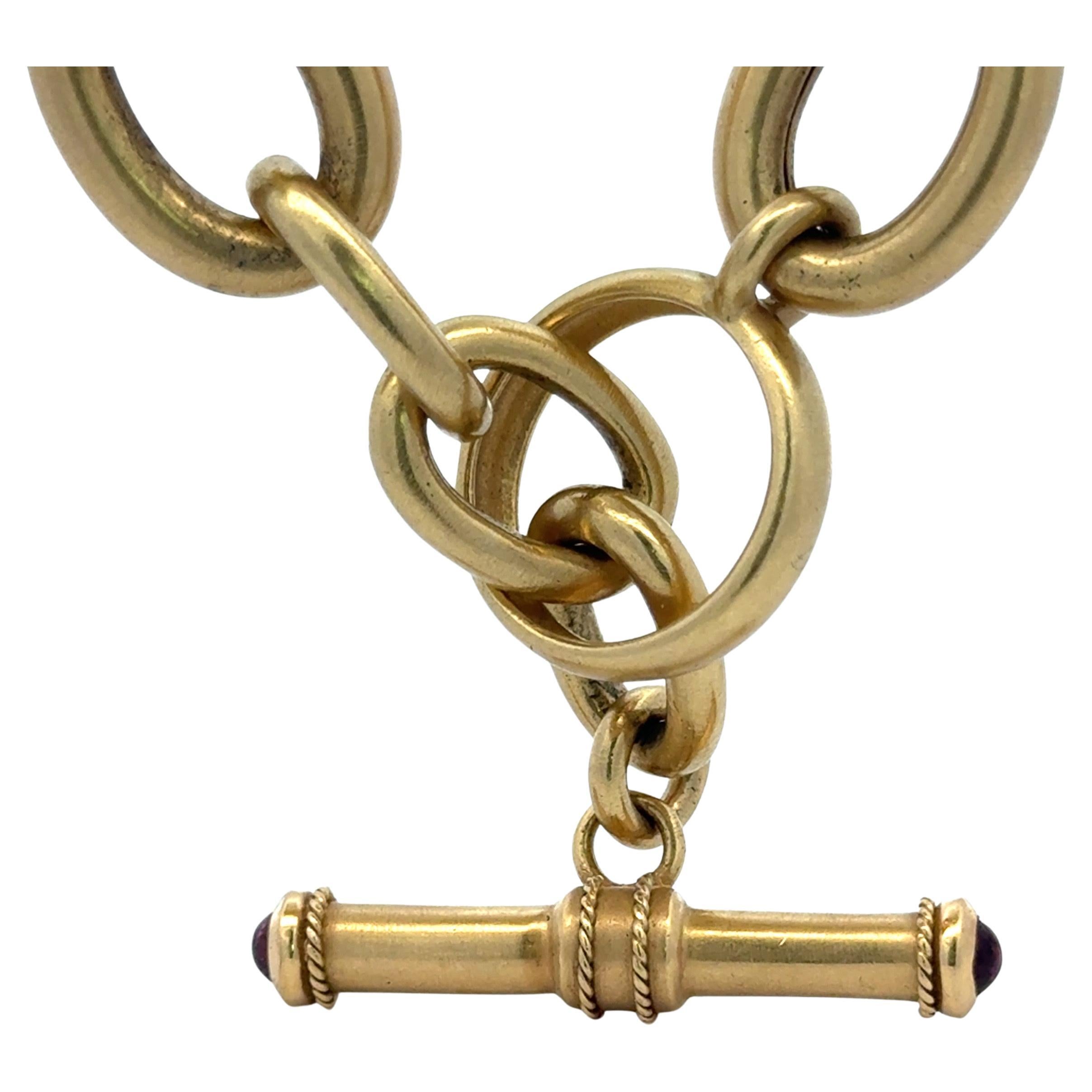Halskette aus 18 Karat Gelbgold mit gebürstetem Gliedermotiv und einem Gewicht von 79,8 Gramm, mit zwei Cabochon-Rubinen am Verschluss.
Ein sehr schönes Gewicht für diese Kette.
Links Maßnahme 15,13 MM X 20,5 MM

Mehr Toggle & Link Halsketten