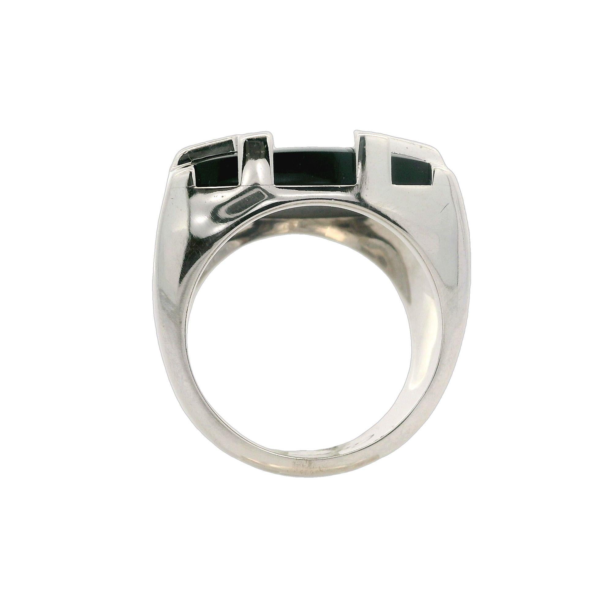 --Stein(e):--
(1) Schwarzer Naturstein - Kissenform - Zackenfassung - schwarze Farbe mit schwachen weißen Stationen - 20x19,7mm (ca.)

MATERIAL: Massives 18k Weißgold
Gewicht: 44,06 Gramm
Ring Größe: Größe 63- US 10.5 ( passt auf den Finger. Wir