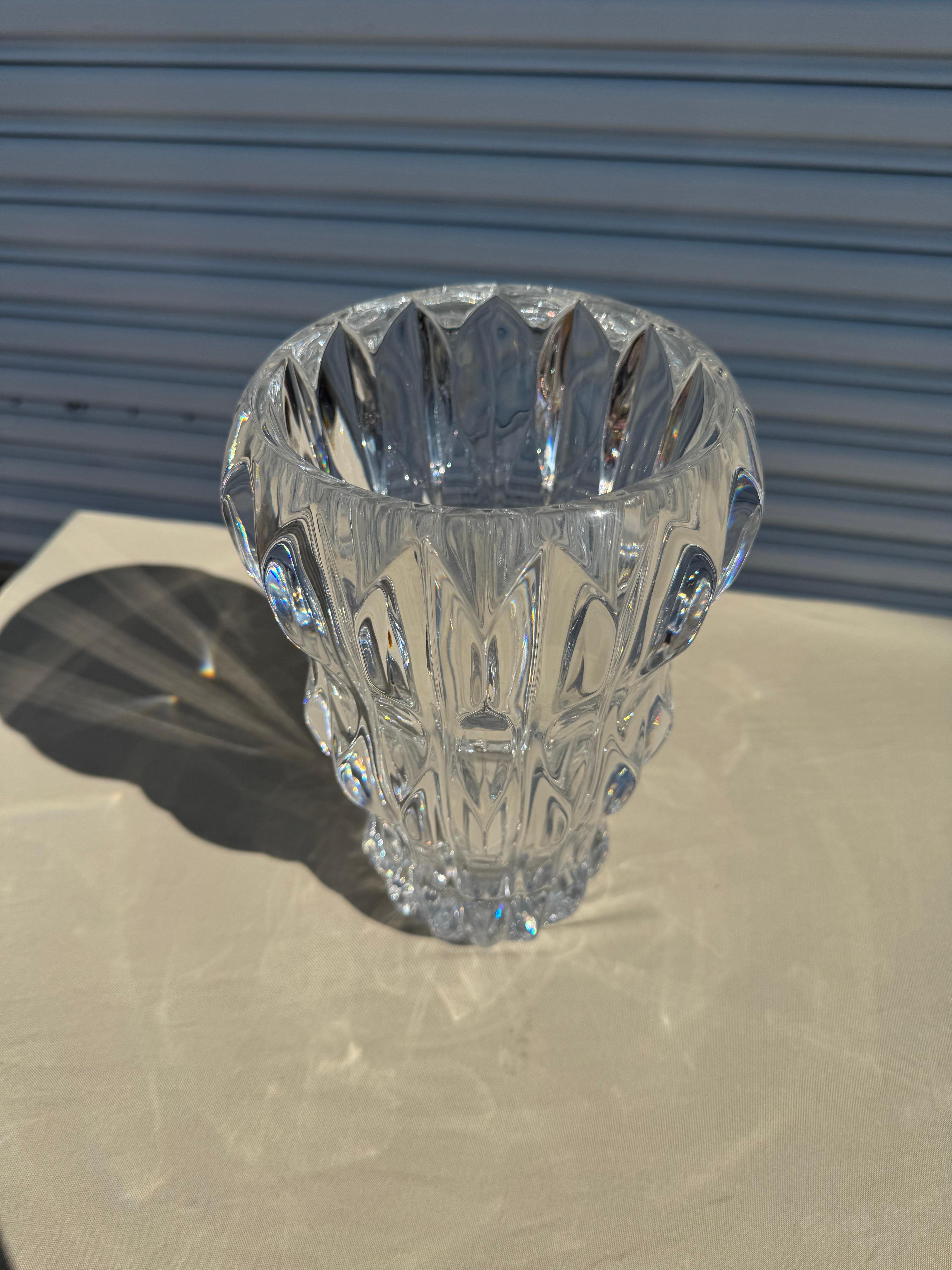 Questo vaso è realizzato in cristallo pesante. Ha una forma sferica e un design fuso. È un ottimo centrotavola o una decorazione per il tavolo.