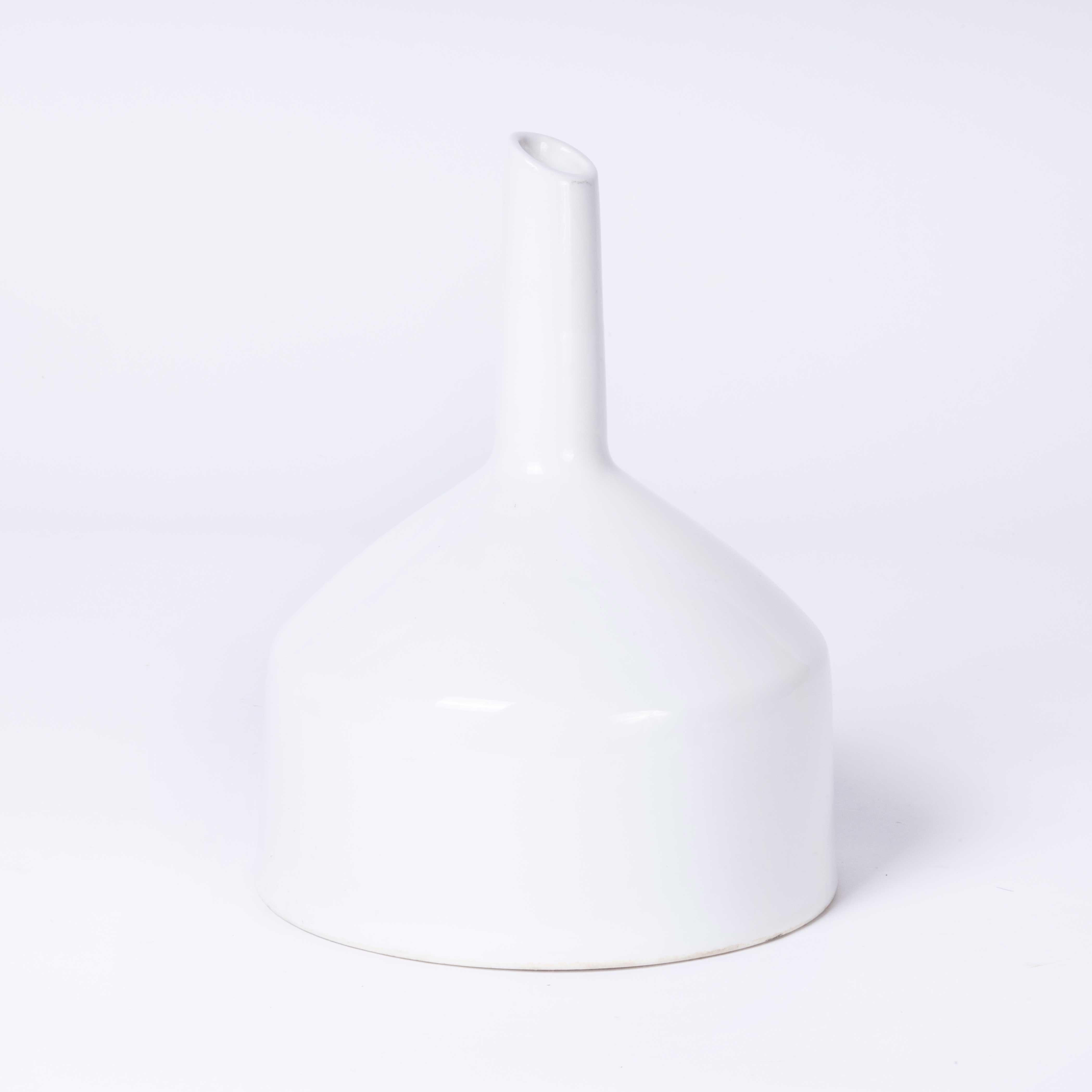 Heavy Ceramic white funnel – new old stock
Heavy Ceramic white funnel – new old stock. Excellent condition.

Workshop report
Our workshop team inspect every product and carry out any needed repairs to ensure that everything leaves us serviced