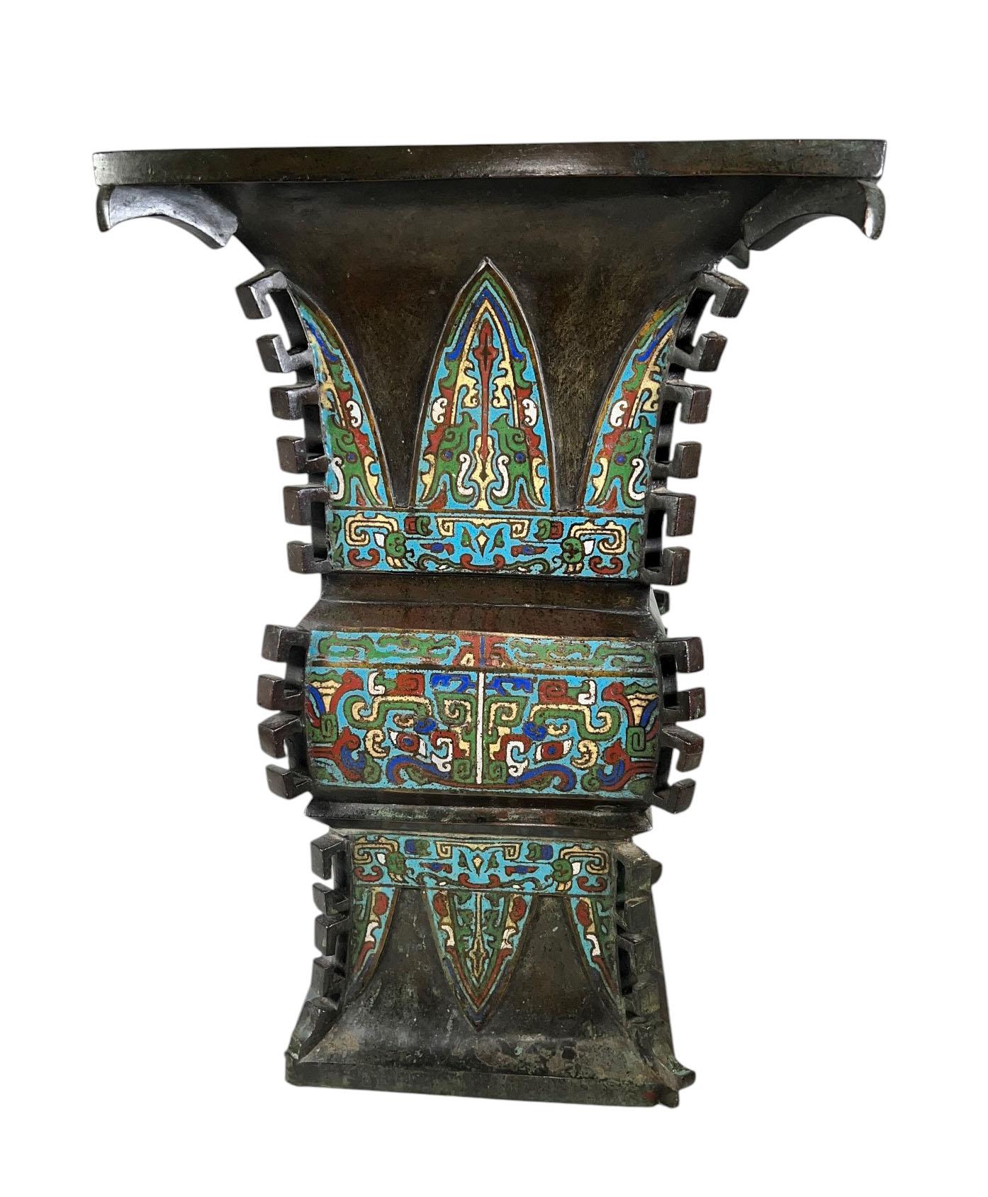 Un'importante urna cinese in bronzo cloisonné risalente al 1870 circa, caratterizzata da intarsi riccamente colorati e dalle classiche maniglie ad anello. Il pezzo include la sua fodera interna originale e mostra un'eccellente maestria con una forma