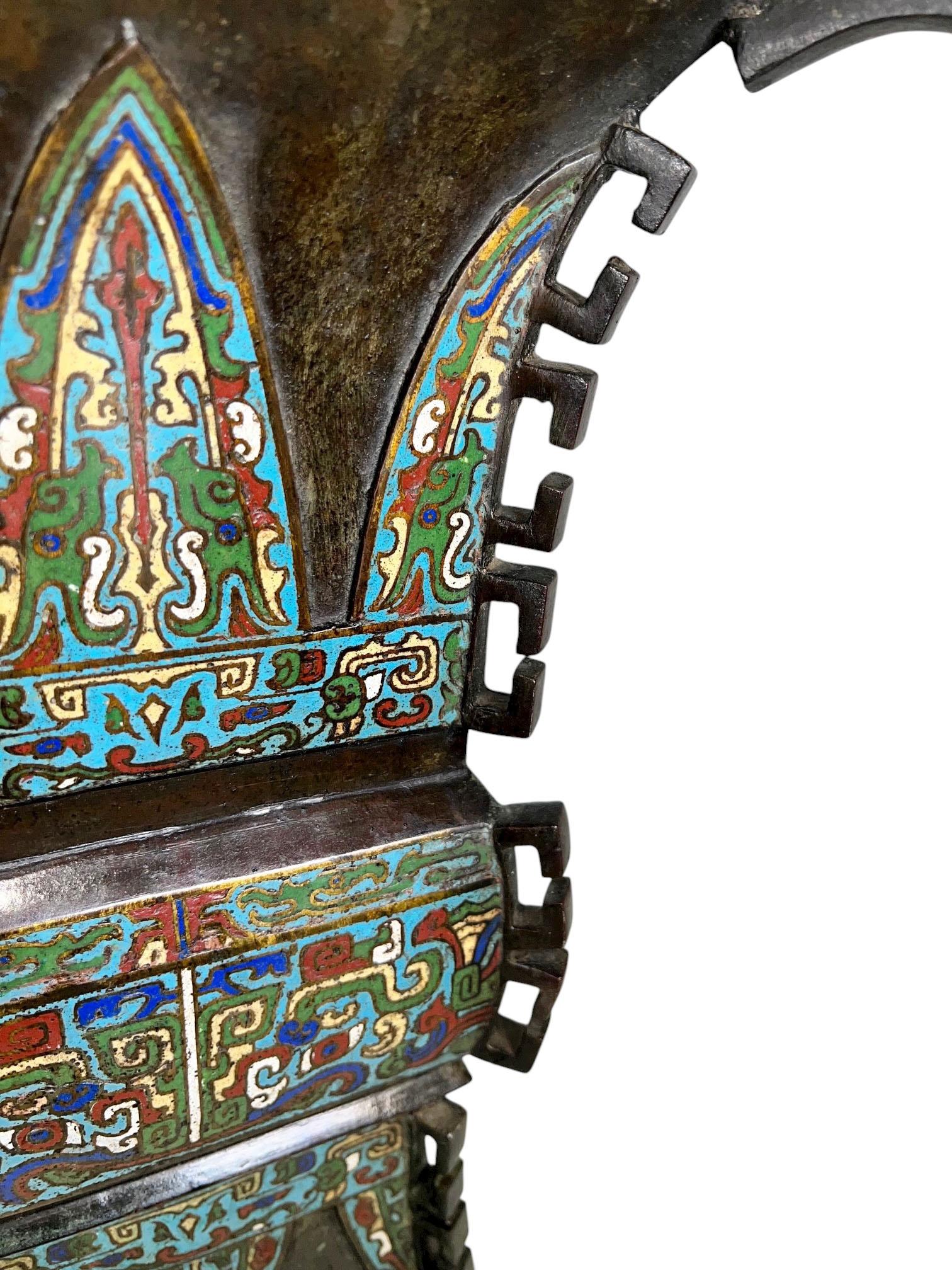 Urna cinese pesante in bronzo cloisonné In condizioni buone in vendita a Dallas, TX