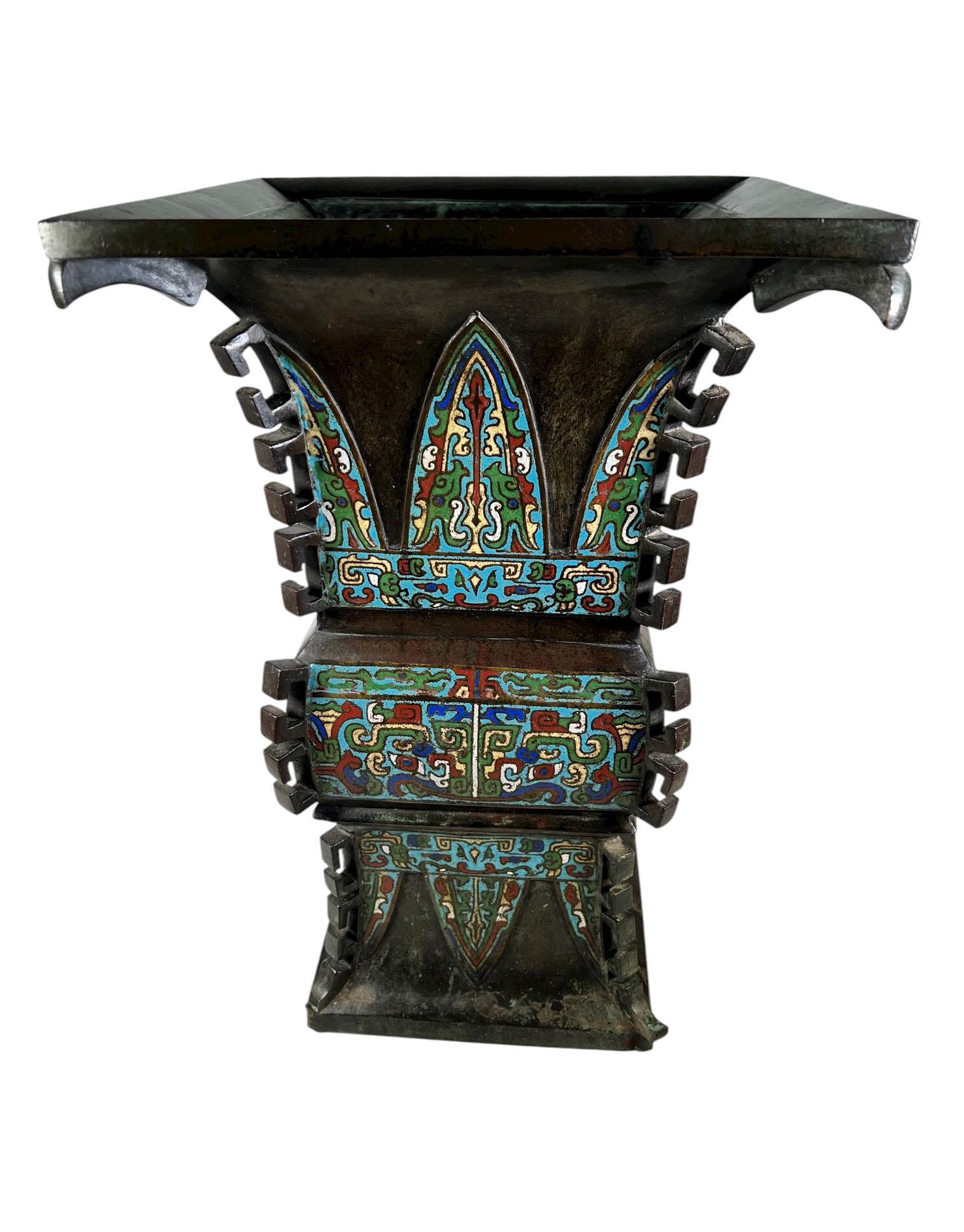 Fine XIX secolo Urna cinese pesante in bronzo cloisonné in vendita