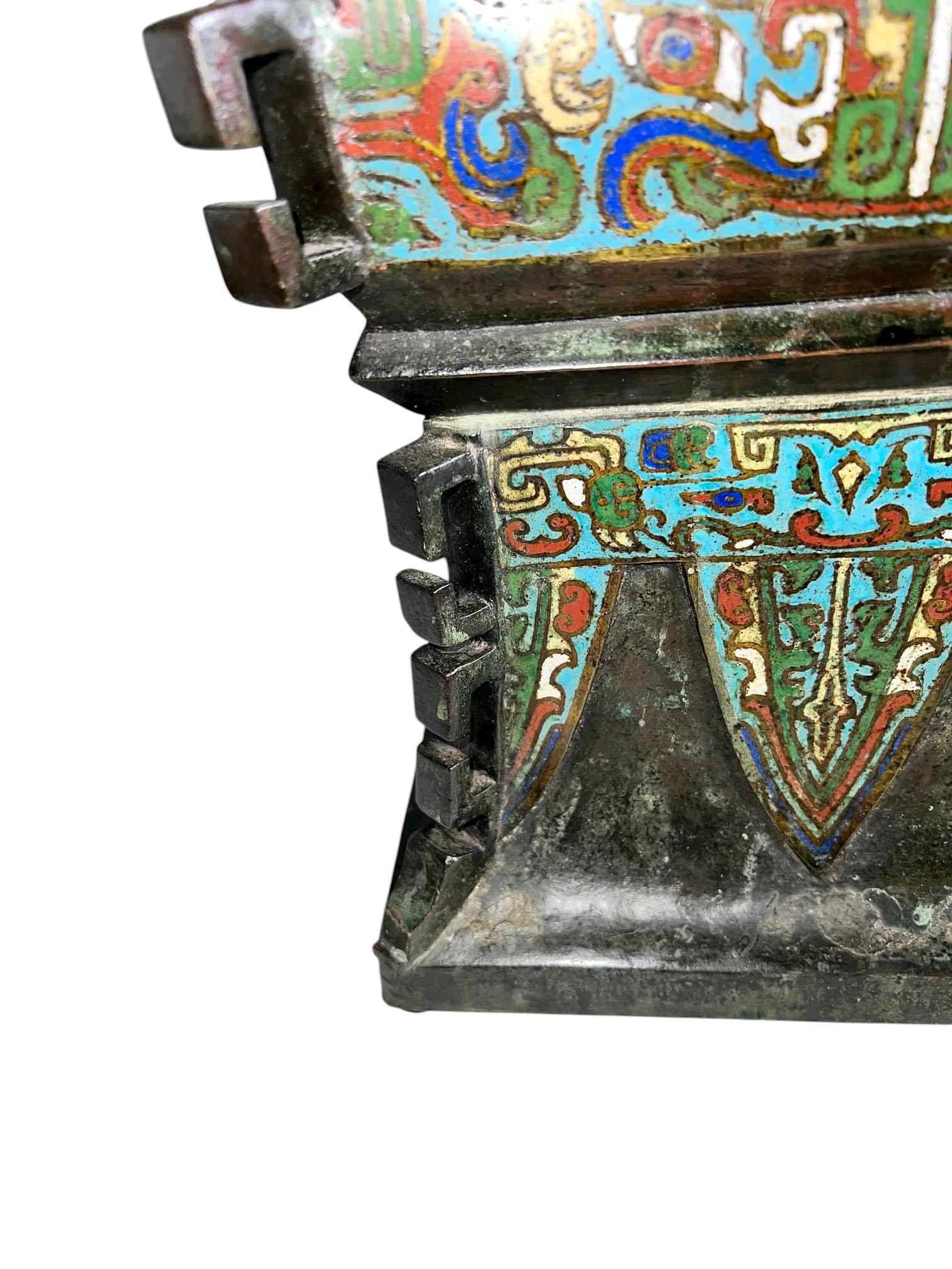 Urna cinese pesante in bronzo cloisonné in vendita 1