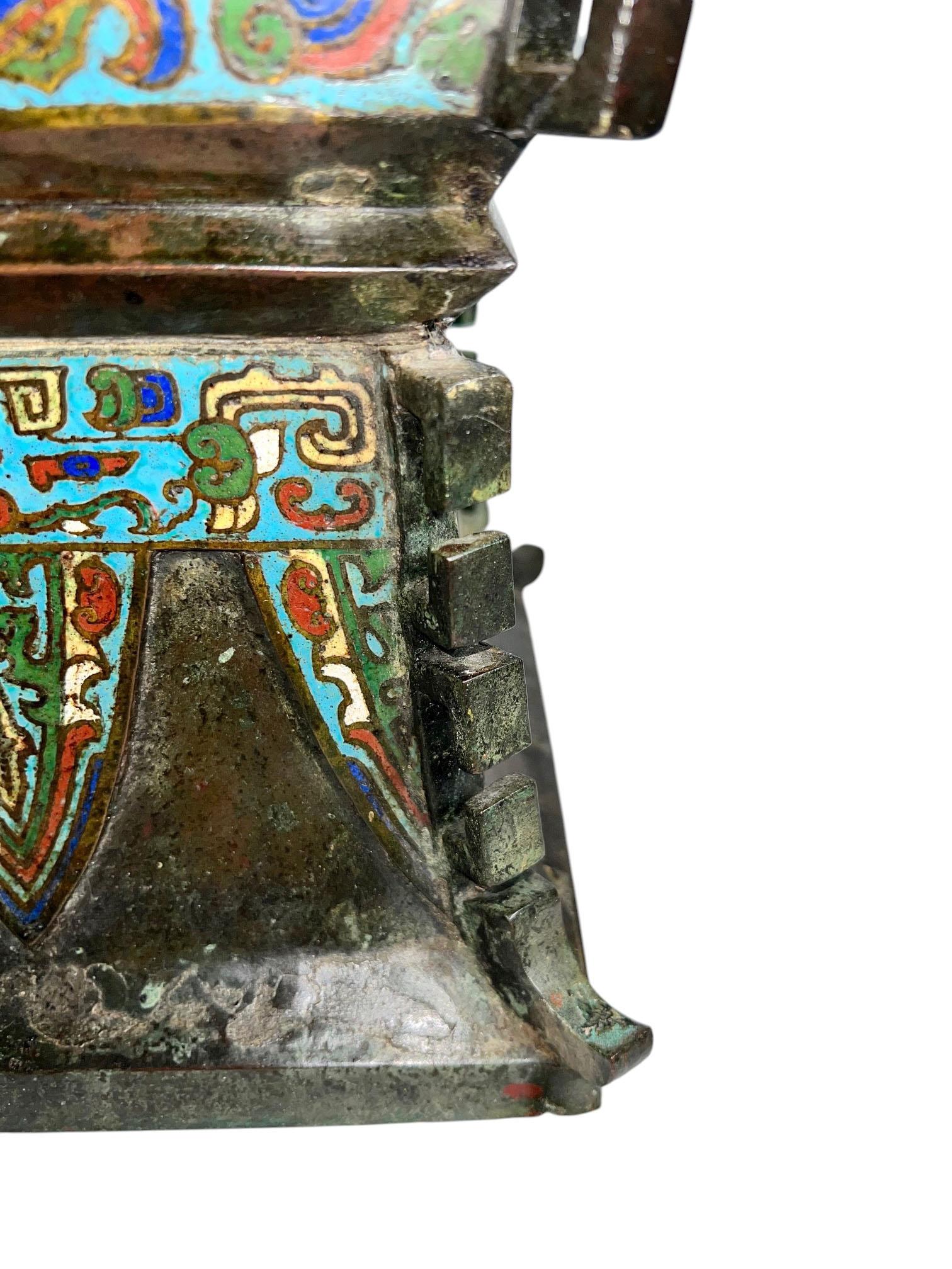 Urna cinese pesante in bronzo cloisonné in vendita 3