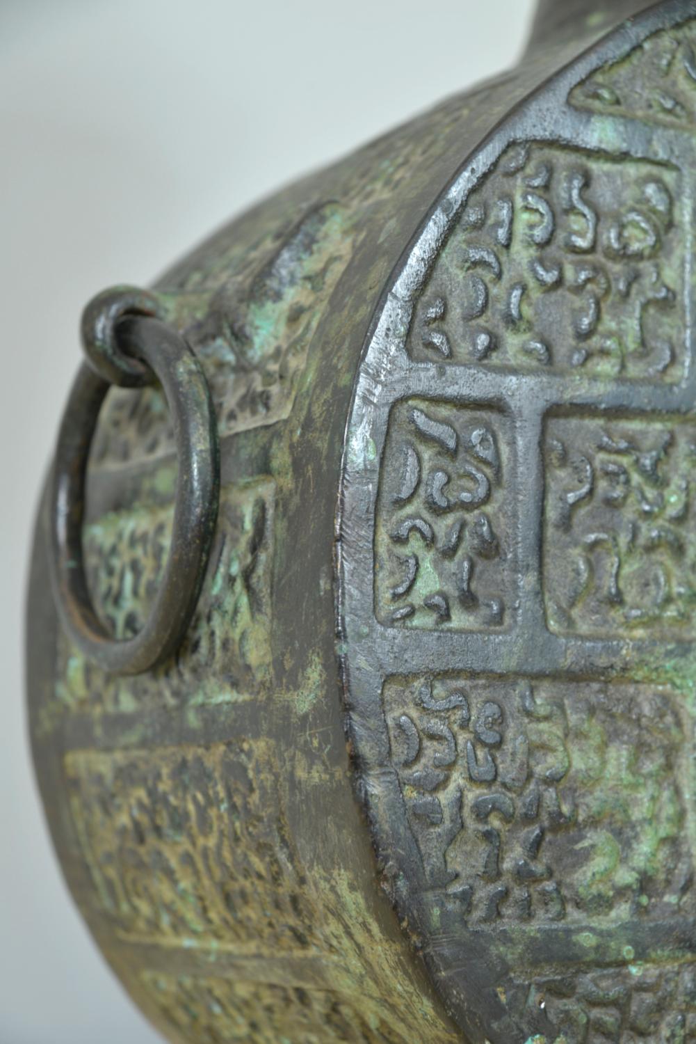 Lampe de table en bronze à masque de lune Taotie Masques James Mont Han Dynasty en vente 3