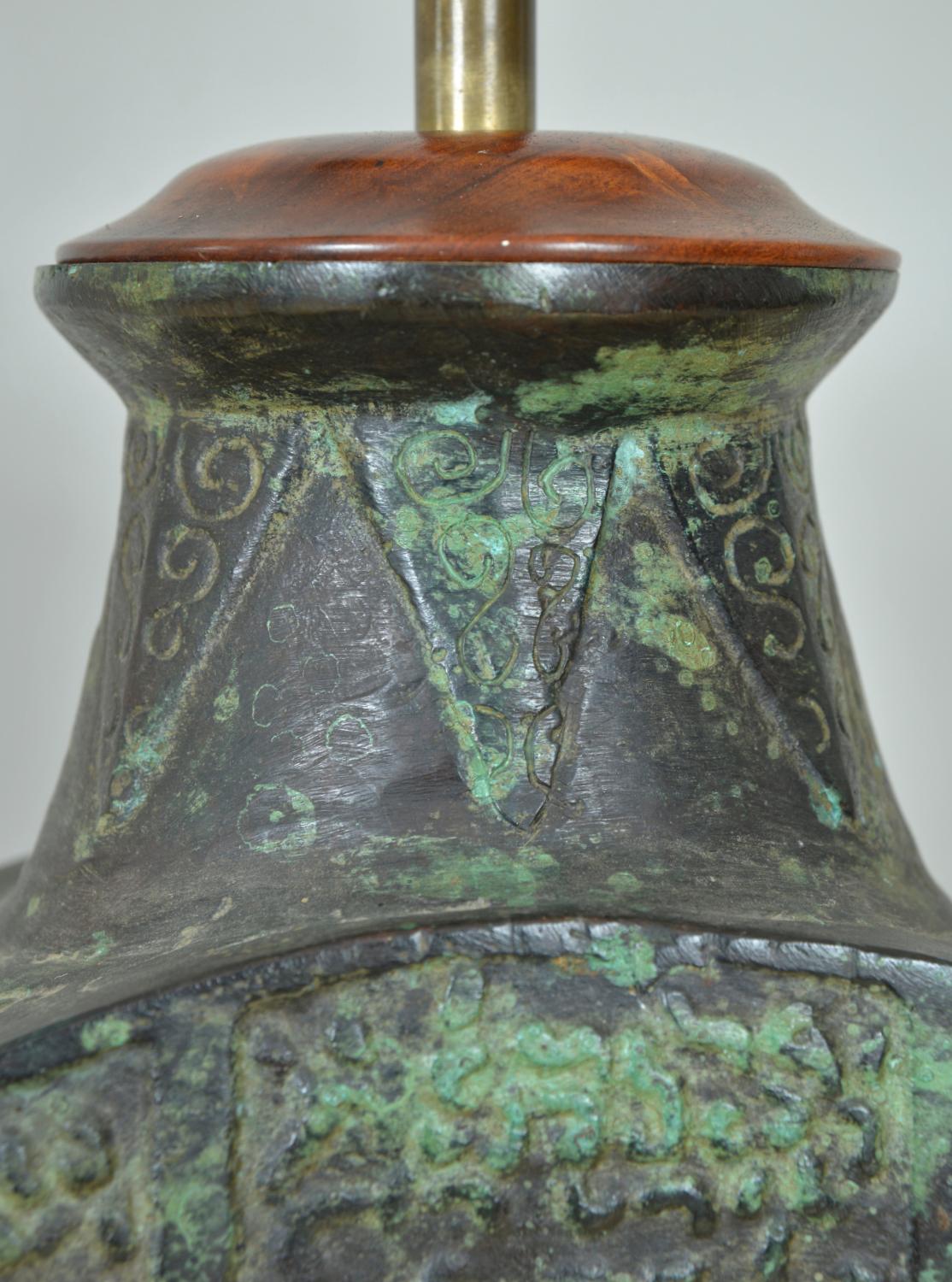 Lampe de table en bronze à masque de lune Taotie Masques James Mont Han Dynasty en vente 6