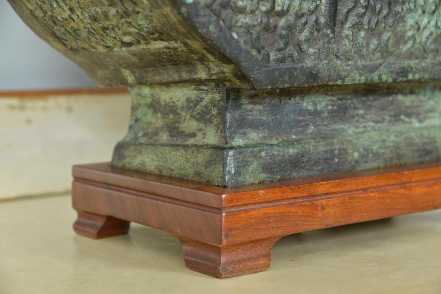 Lampe de table en bronze à masque de lune Taotie Masques James Mont Han Dynasty en vente 7