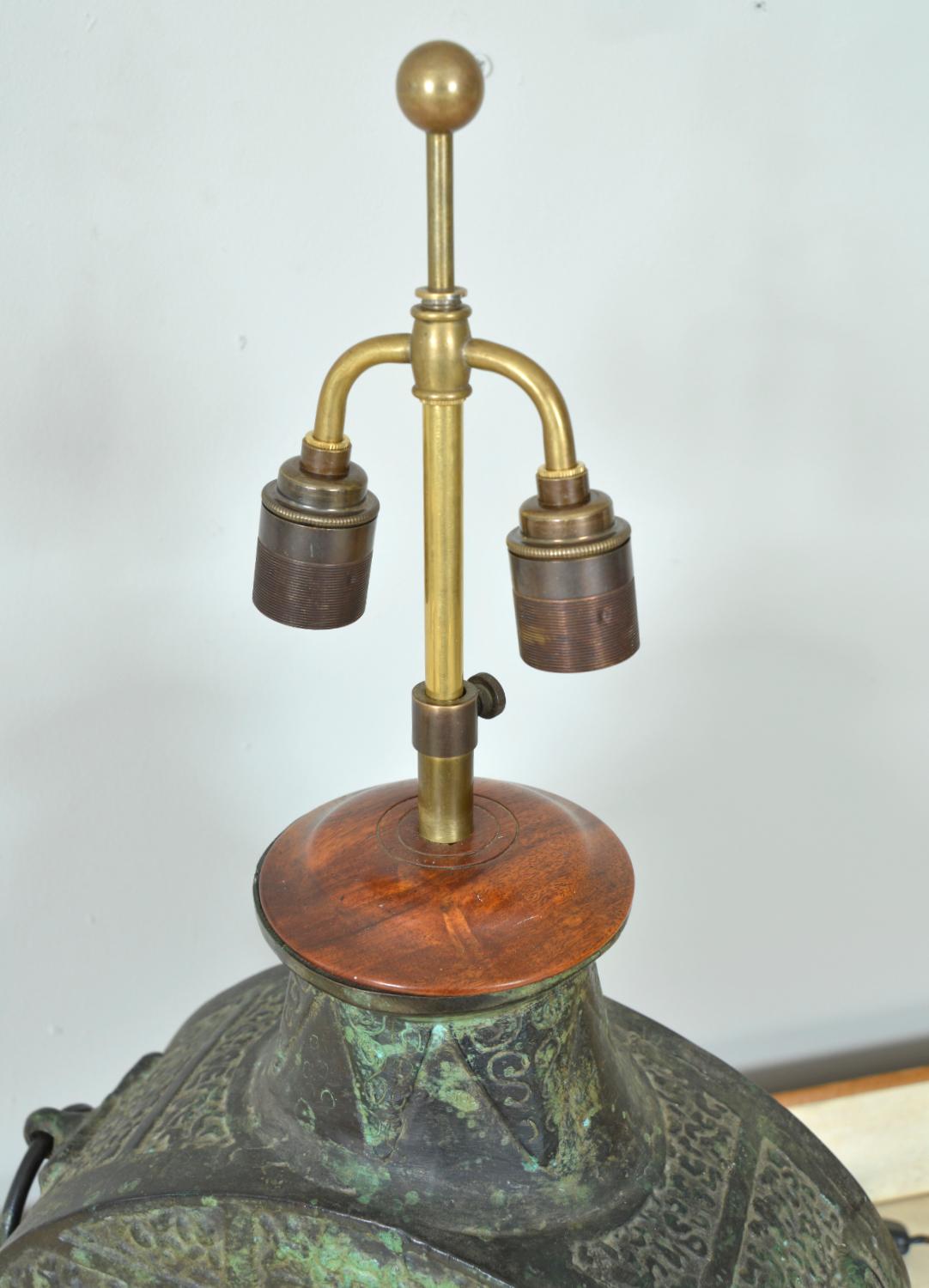 Lampe de table en bronze à masque de lune Taotie Masques James Mont Han Dynasty en vente 10