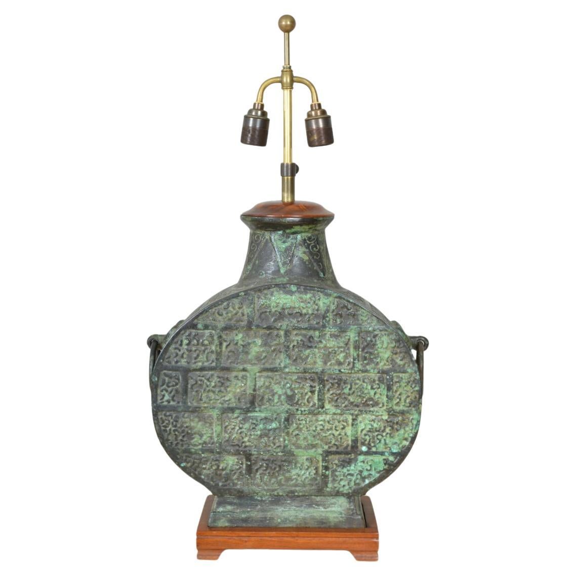 Chinois Lampe de table en bronze à masque de lune Taotie Masques James Mont Han Dynasty en vente