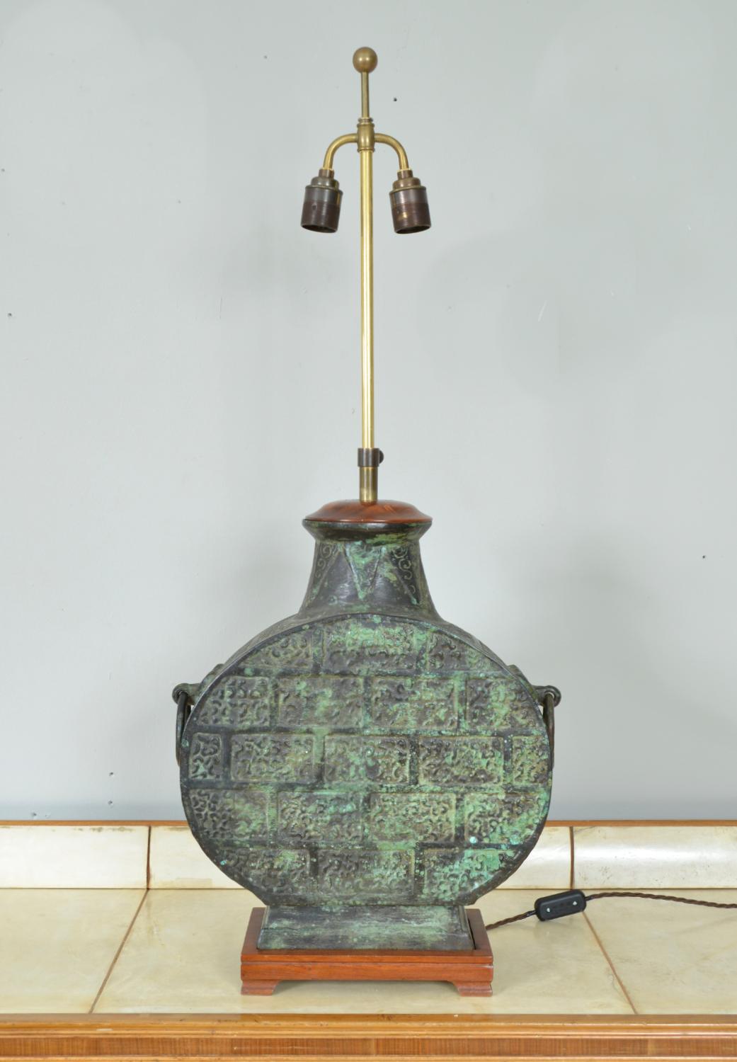 Fait main Lampe de table en bronze à masque de lune Taotie Masques James Mont Han Dynasty en vente