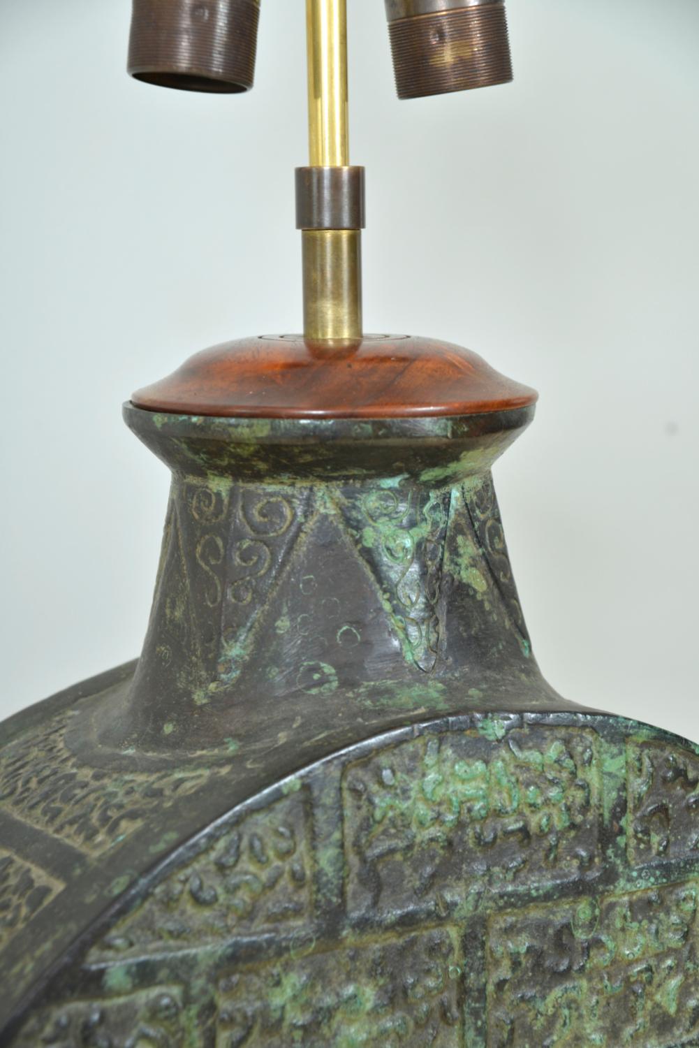 20ième siècle Lampe de table en bronze à masque de lune Taotie Masques James Mont Han Dynasty en vente
