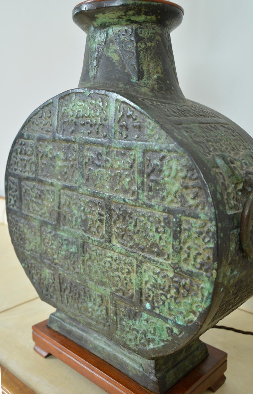 Laiton Lampe de table en bronze à masque de lune Taotie Masques James Mont Han Dynasty en vente