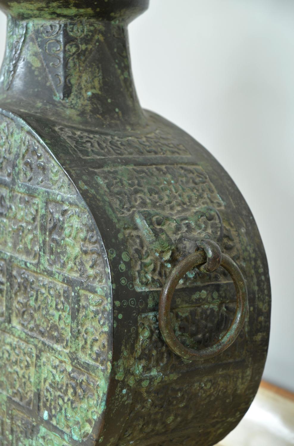 Lampe de table en bronze à masque de lune Taotie Masques James Mont Han Dynasty en vente 1