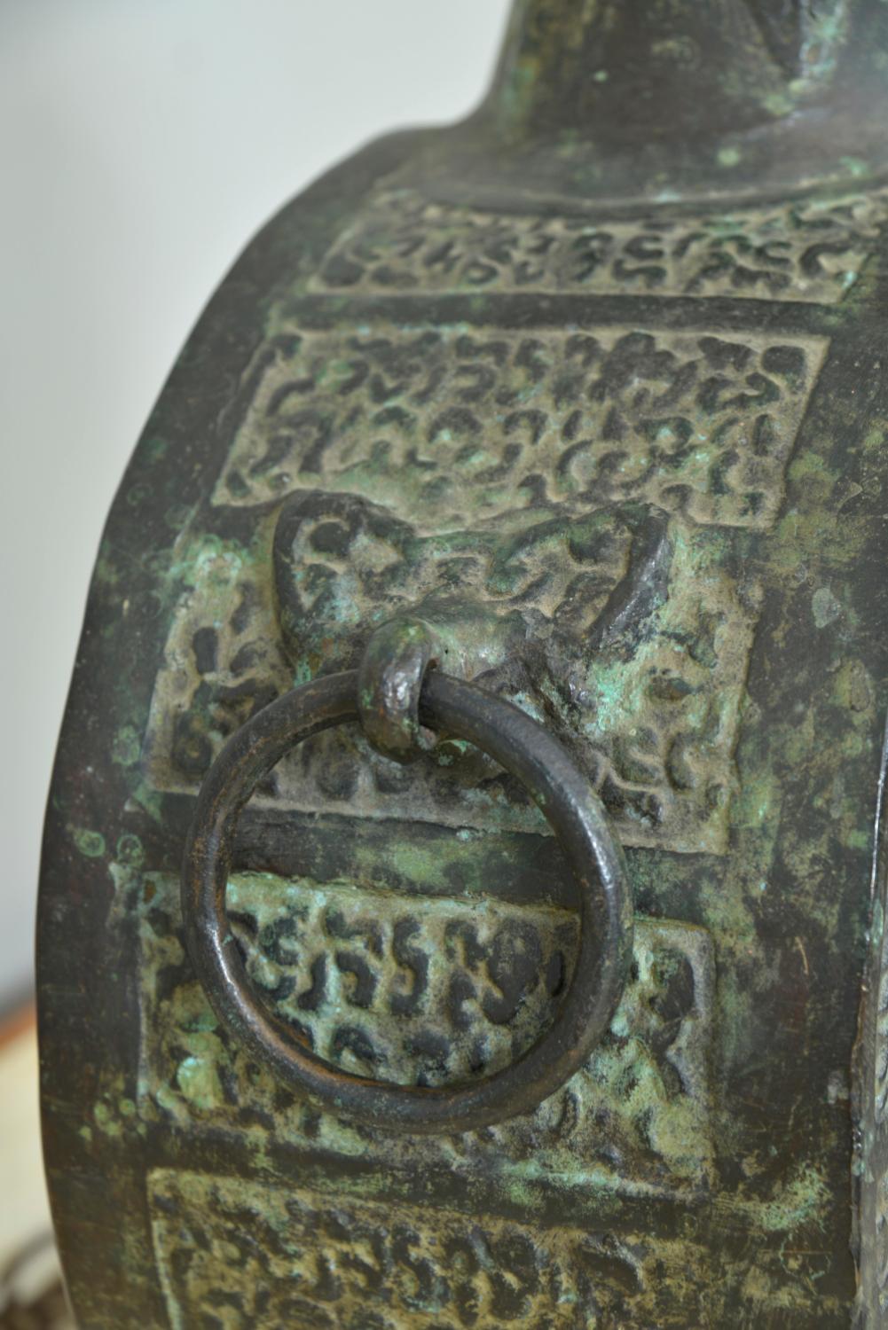 Lampe de table en bronze à masque de lune Taotie Masques James Mont Han Dynasty en vente 2