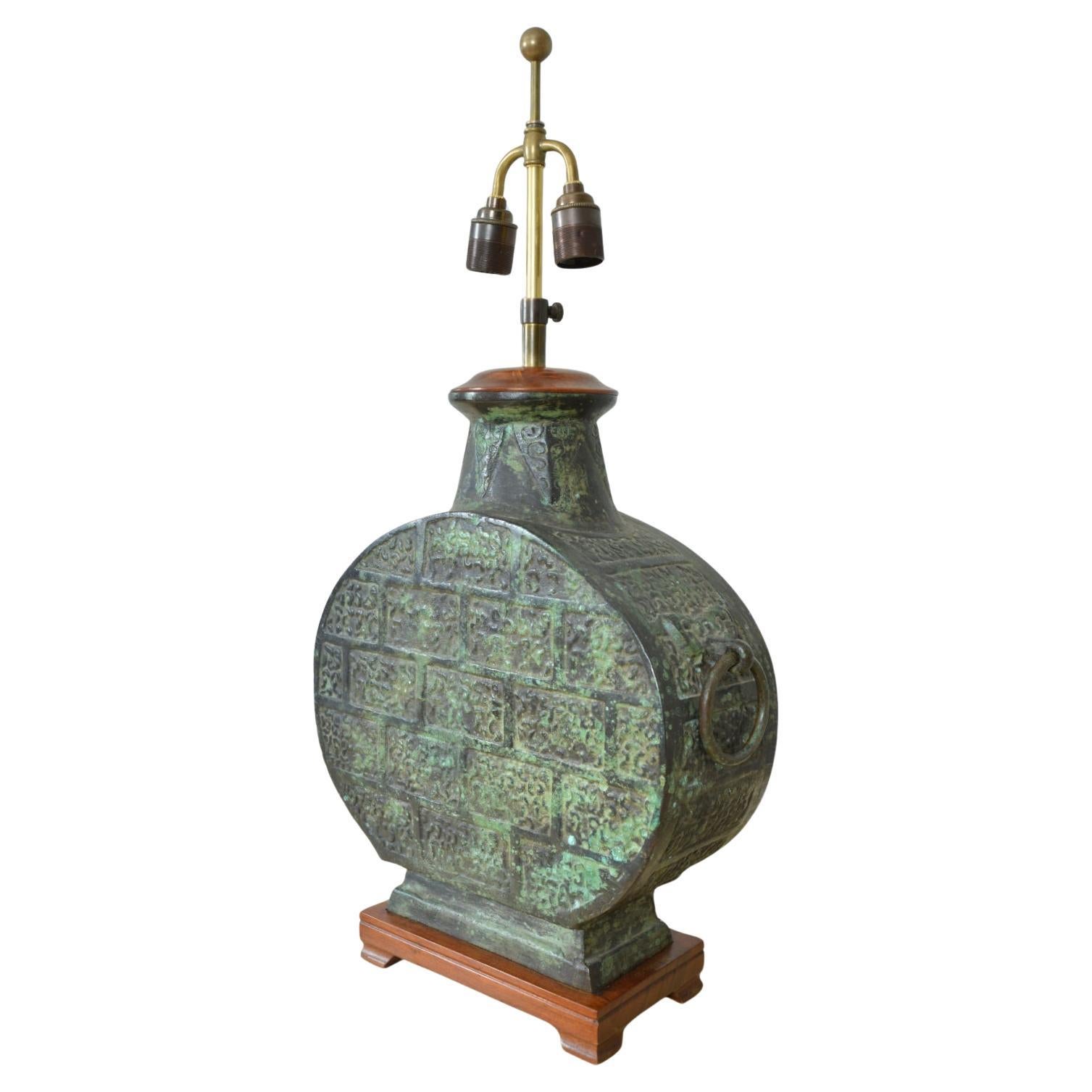 Schwere chinesische Bronze Mondflasche Tischlampe Taotie Masken James Mont Han Dynasty