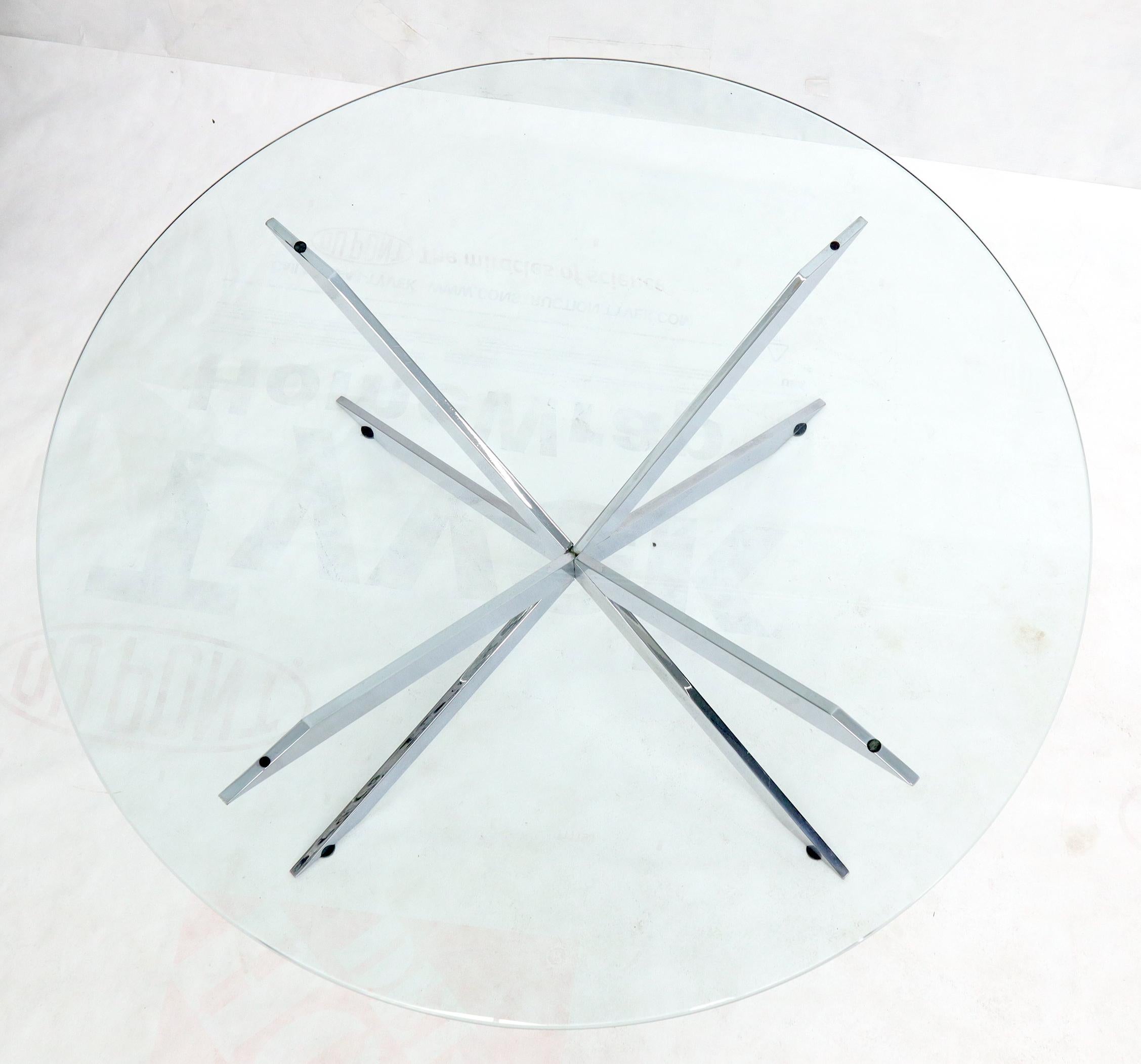 Américain Table basse de style Jacks chromée avec base à pointes et plateau rond en verre en vente