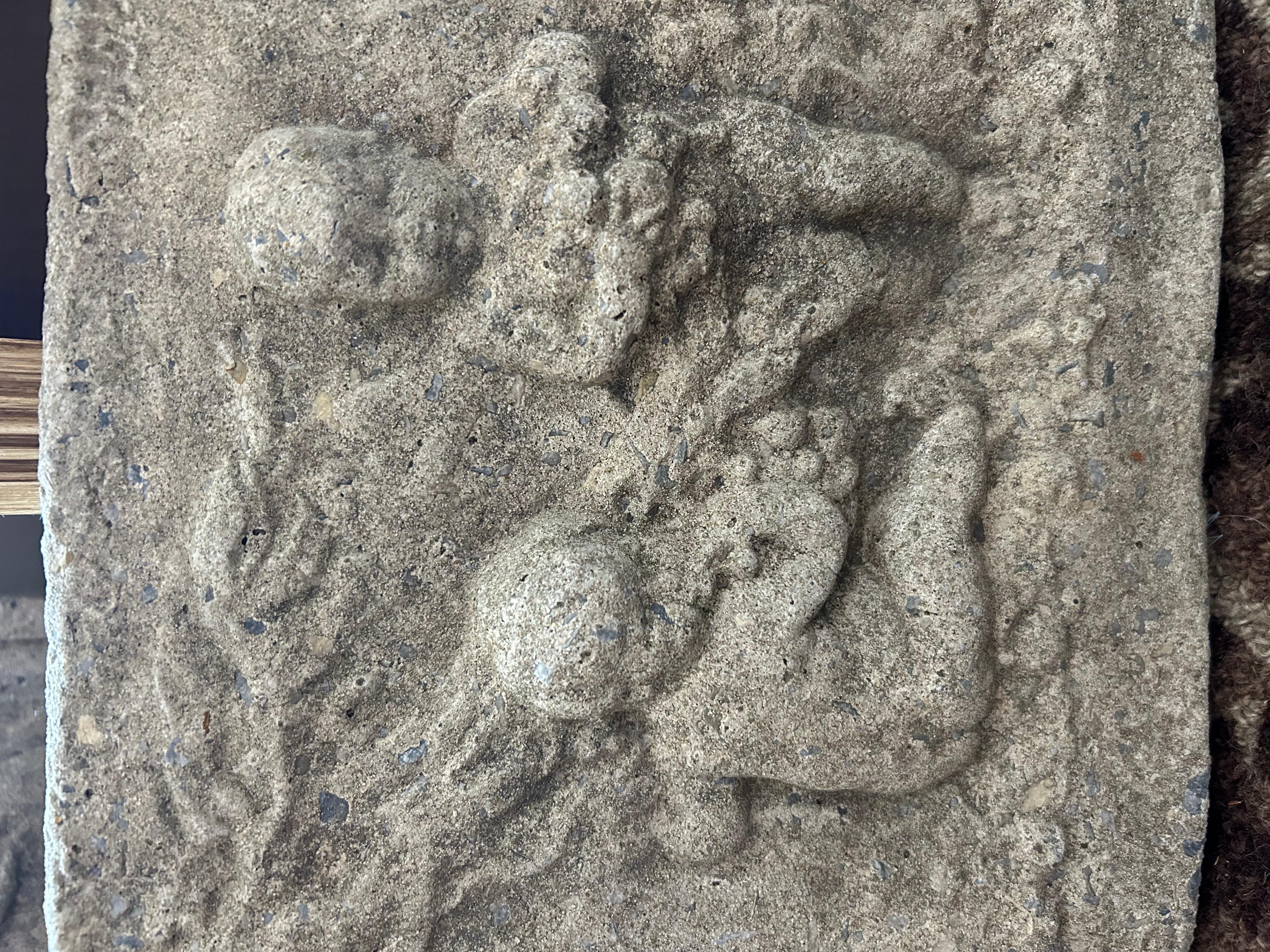 Escultura en relieve de hormigón pesado para jardín de niños juguetones en Bueno estado para la venta en Hopewell, NJ