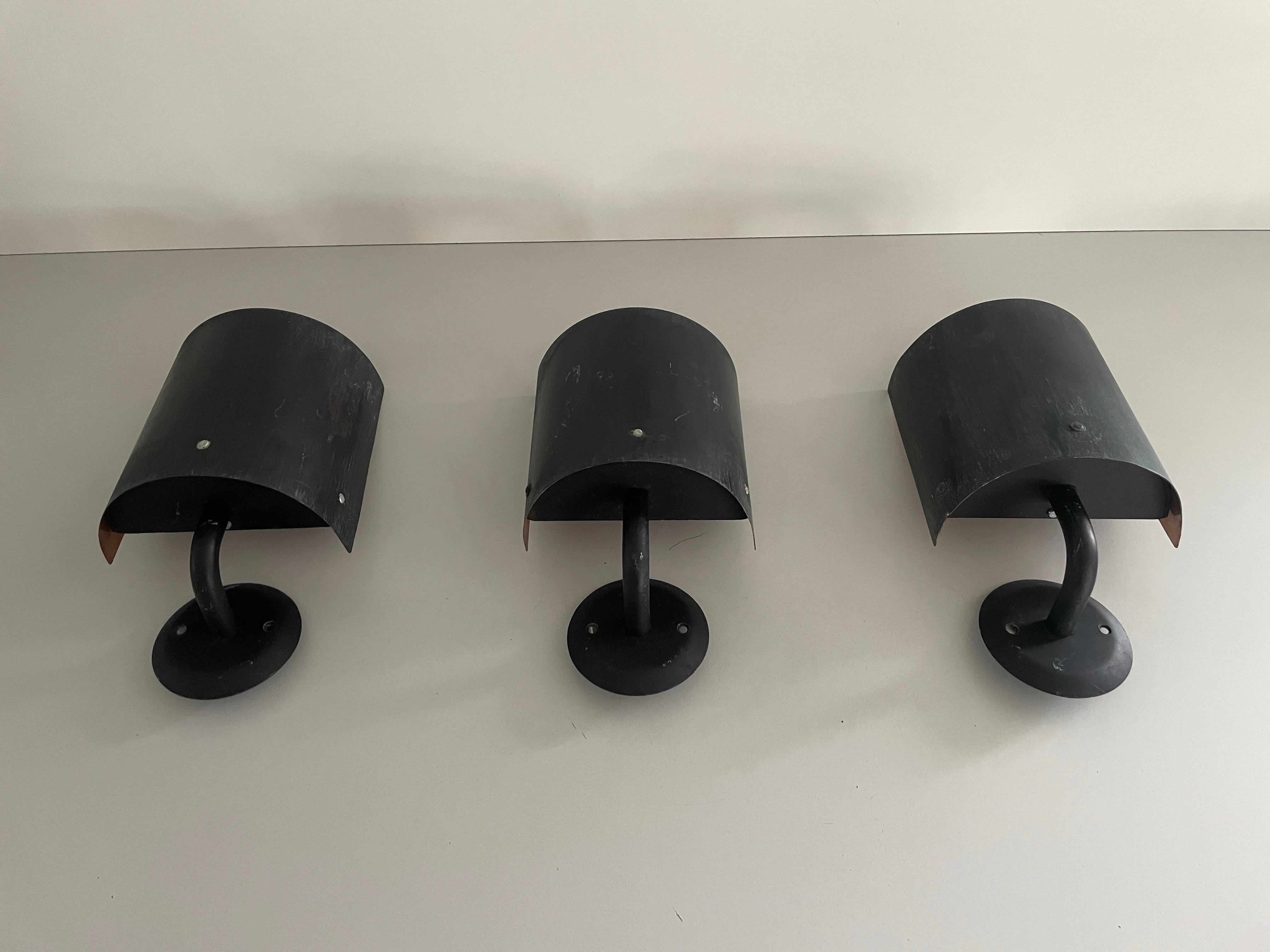 Set di 3 lampade in rame e metallo, anni '60, Germania

Le lampade sono in ottime condizioni vintage. 


Questa lampada funziona con  Lampadine E14. 
Cablato e adatto all'uso con 220V e 110V per tutti i paesi.


Misure:
Altezza: 34 cm 
Larghezza: 21