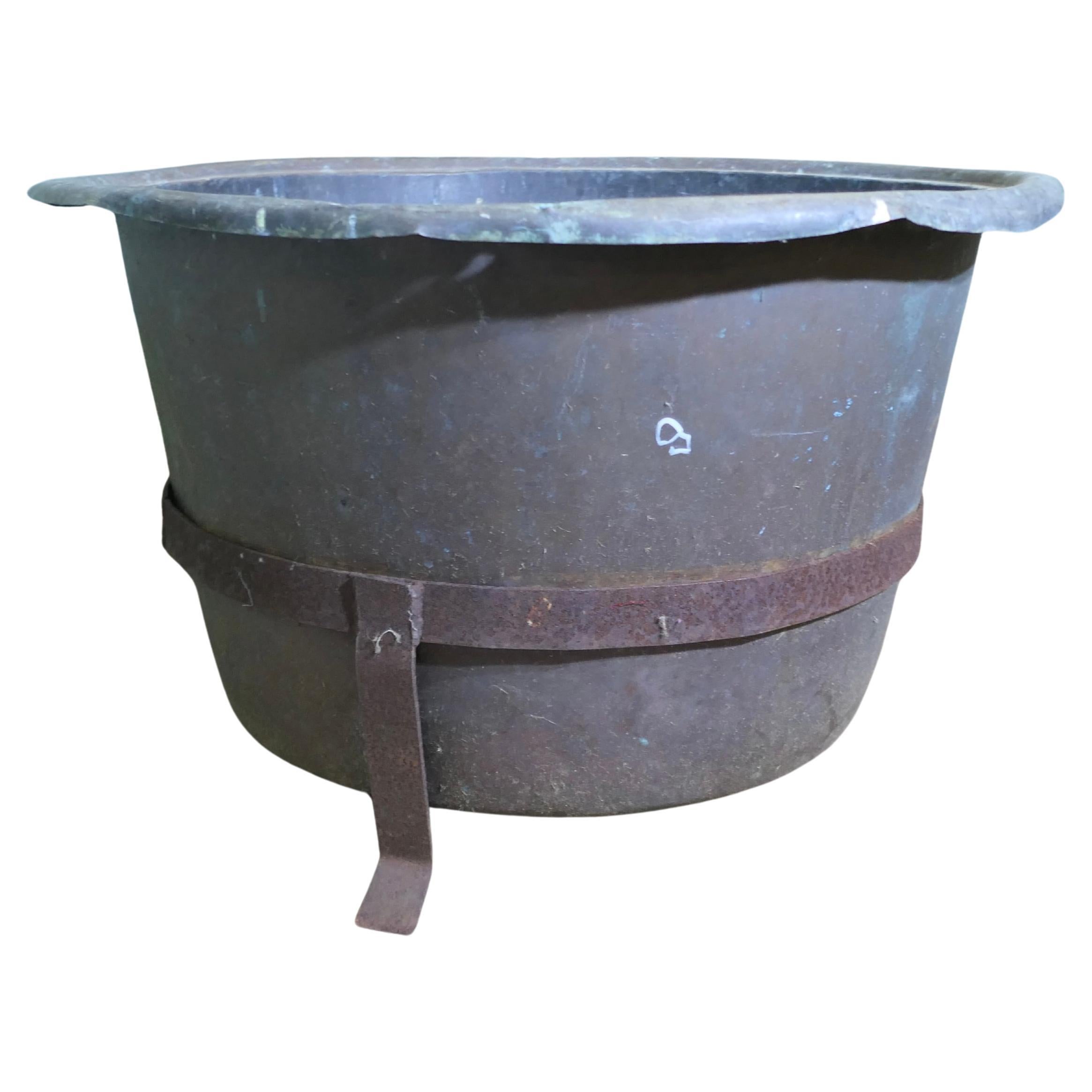 Corbeille à bûches en cuivre et fer forgé