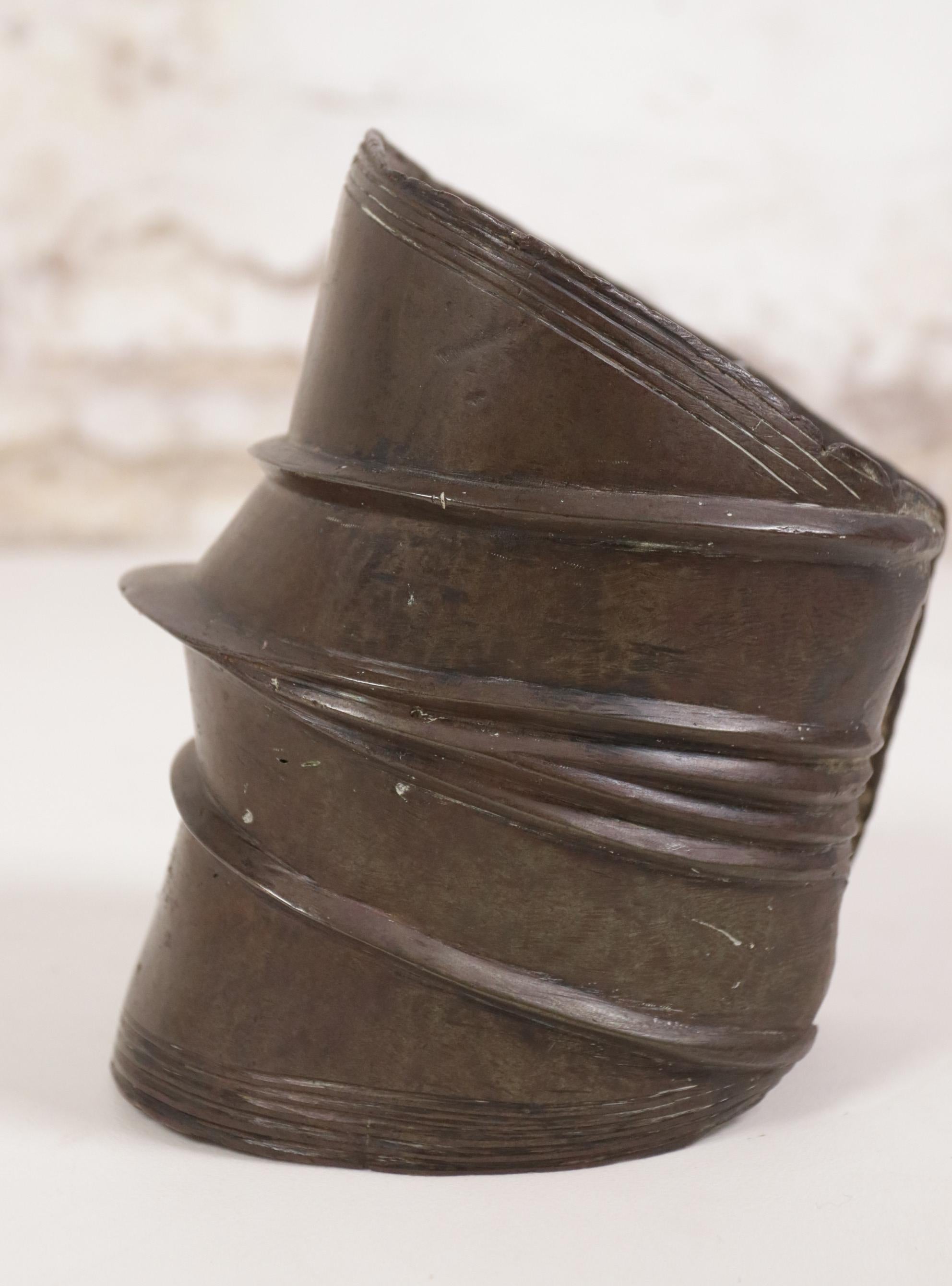 Tribal Bracelet à chevilles Ekonda en cuivre lourd de couronne Mongo du 19ème siècle en vente