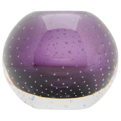 Vase à boule en cristal lourd avec bulles contrôlées dans une couleur améthyste saisissante