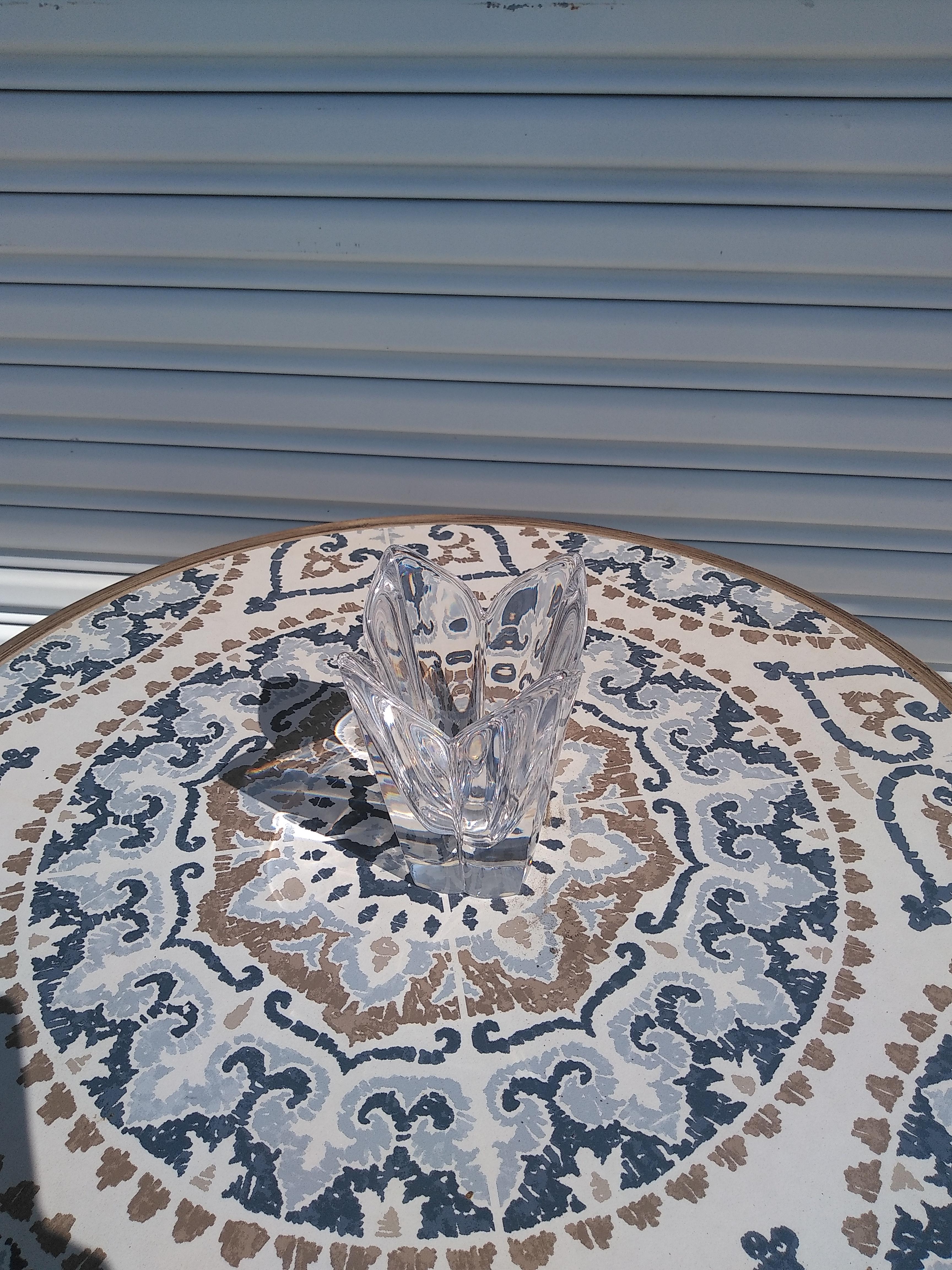 Questo vaso è realizzato in cristallo pesante. È stato progettato a forma di loto. È un ottimo centrotavola o una decorazione per il tavolo.