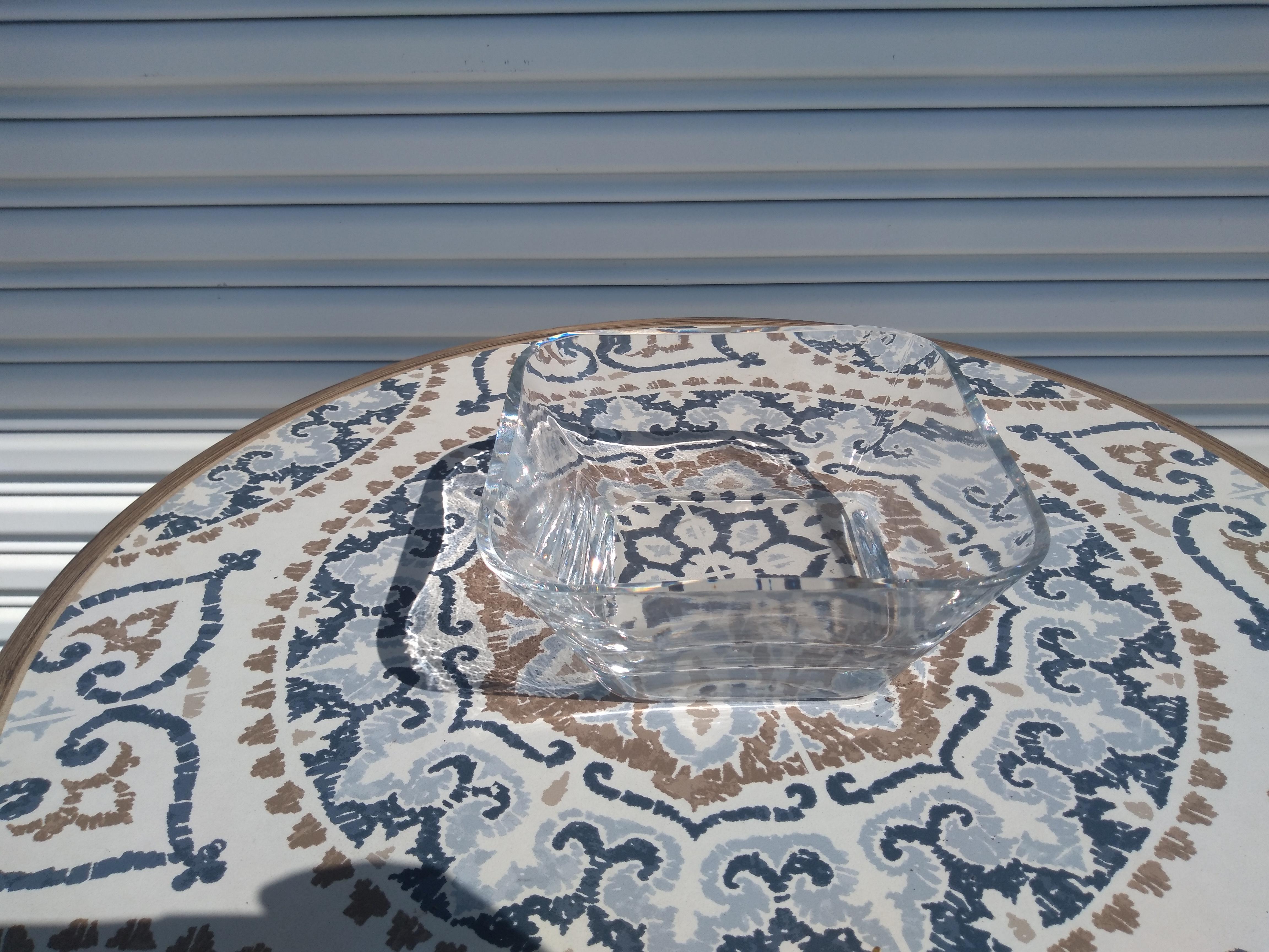 Questo vaso è realizzato in cristallo pesante. Ha la forma di un quadrato con gli angoli arrotondati. È un ottimo centrotavola o una decorazione per il tavolo.
