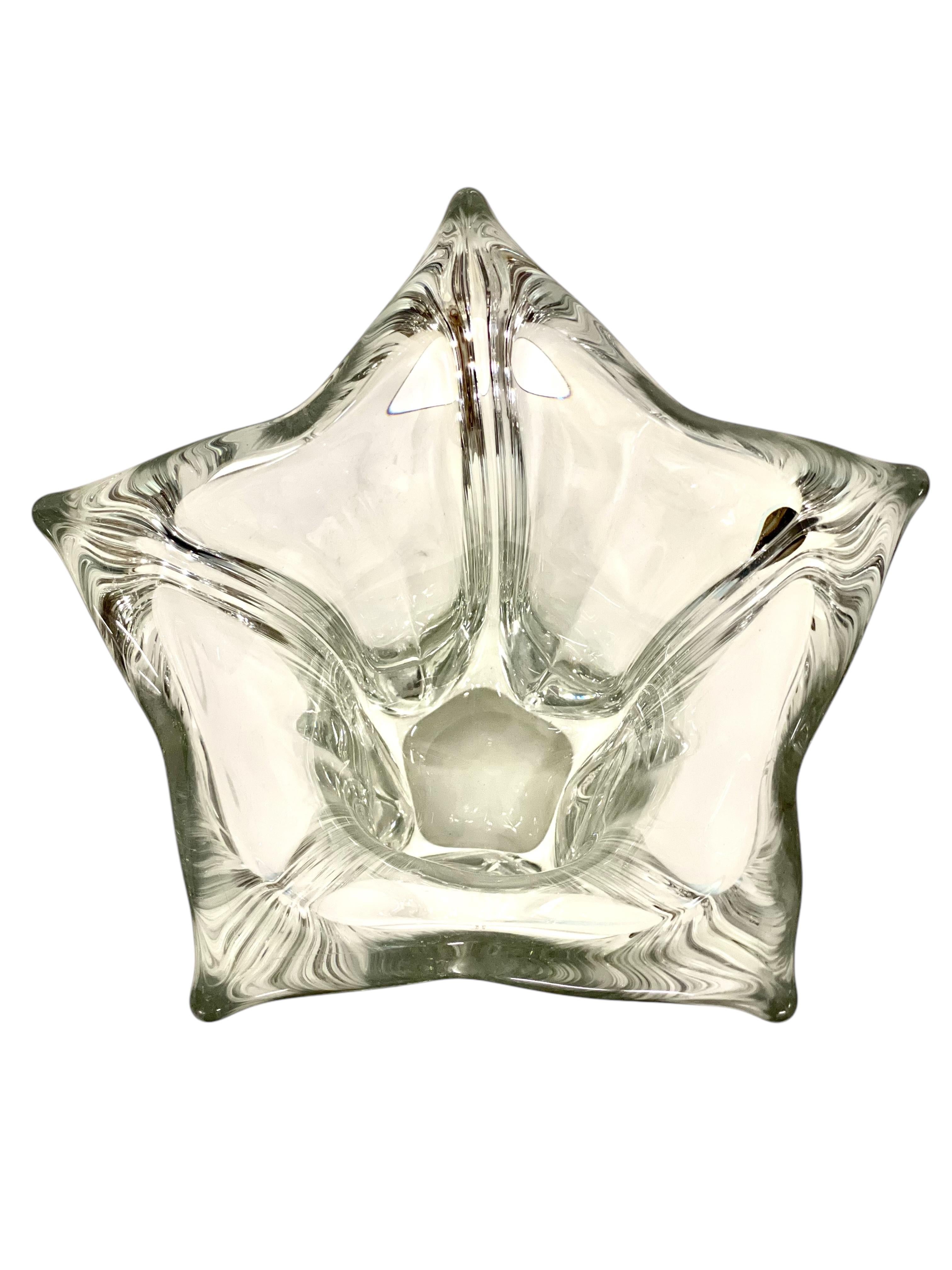 Ce magnifique vase en cristal est une pièce exceptionnelle attribuée à Daum Nancy, l'un des plus prestigieux verriers français. Bien qu'elle ne soit pas signée, sa facture, son poids et sa forme sculpturale élégante sont caractéristiques de l'art de