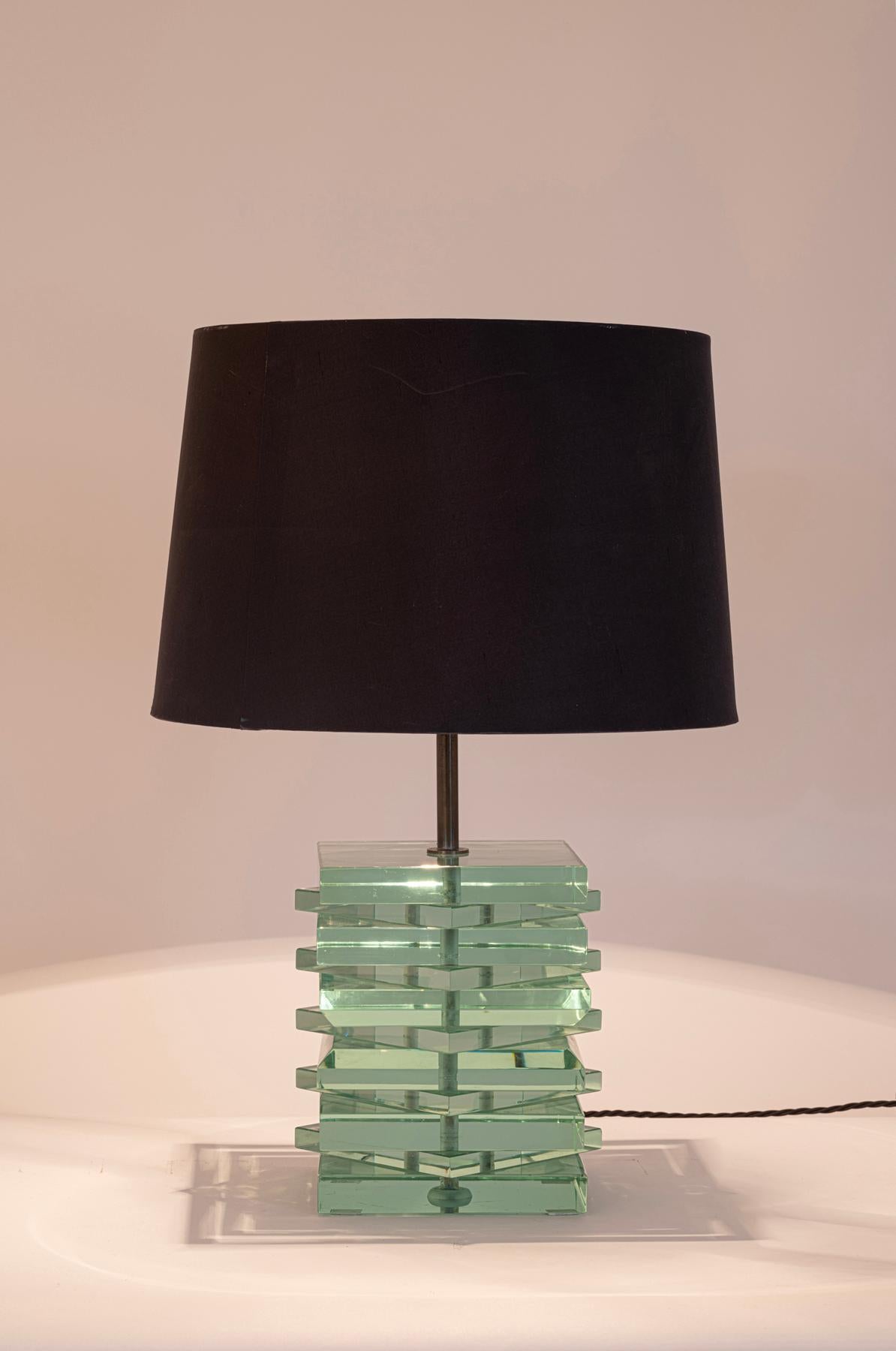 Magnifique lampe à pied en verre avec des dalles de verre biseautées.


Veuillez nous indiquer si vous souhaitez un envoi sans abat-jour. 

