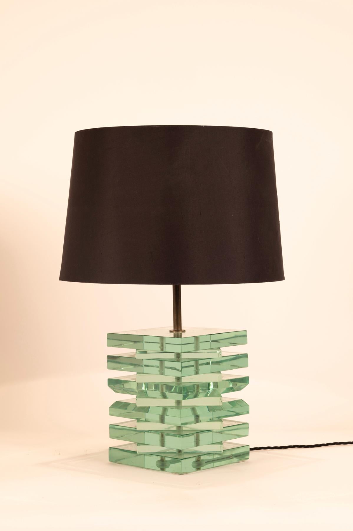 Mid-Century Modern Lampe de table en verre taillé lourd en vente