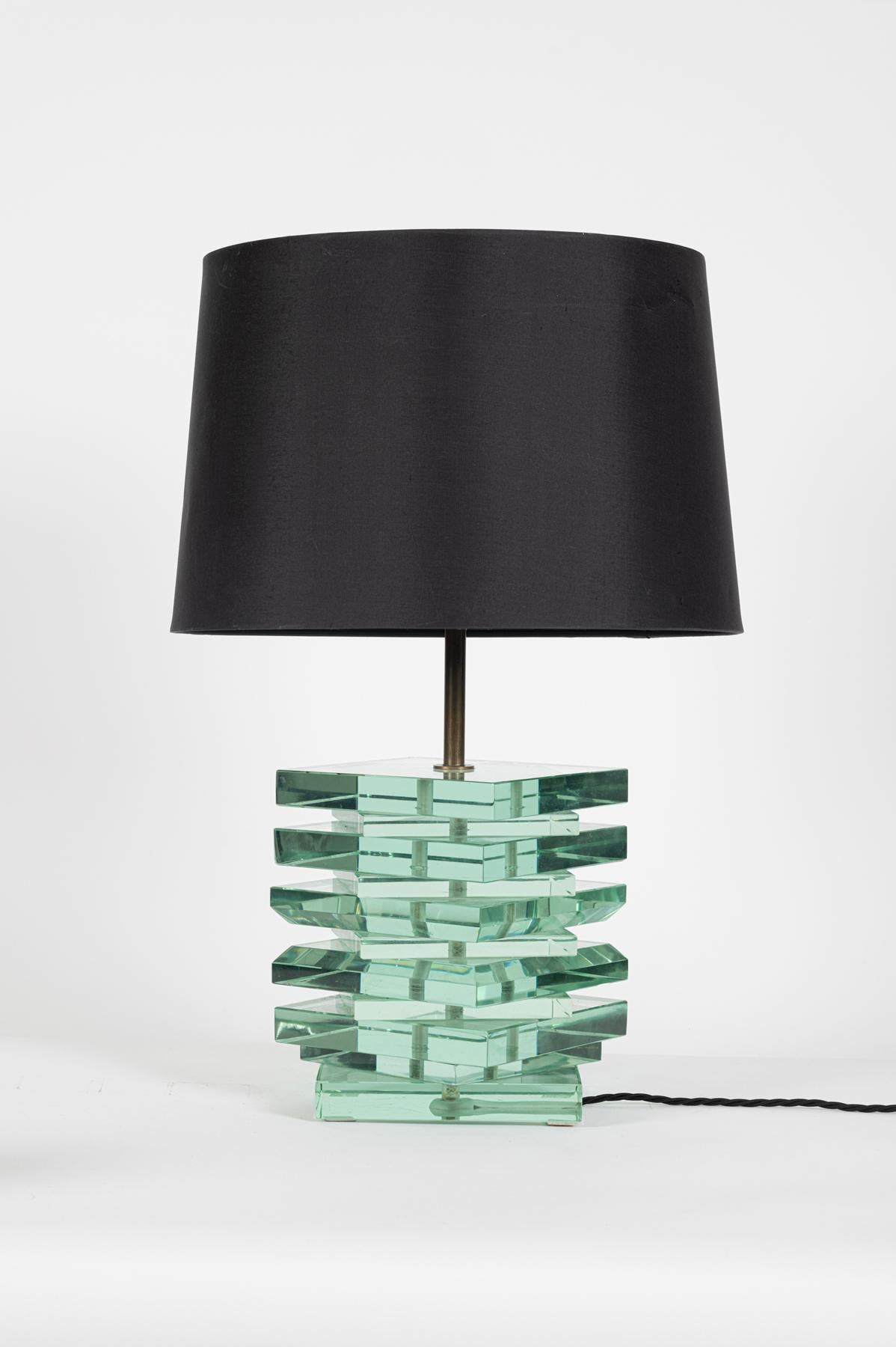 italien Lampe de table en verre taillé lourd en vente